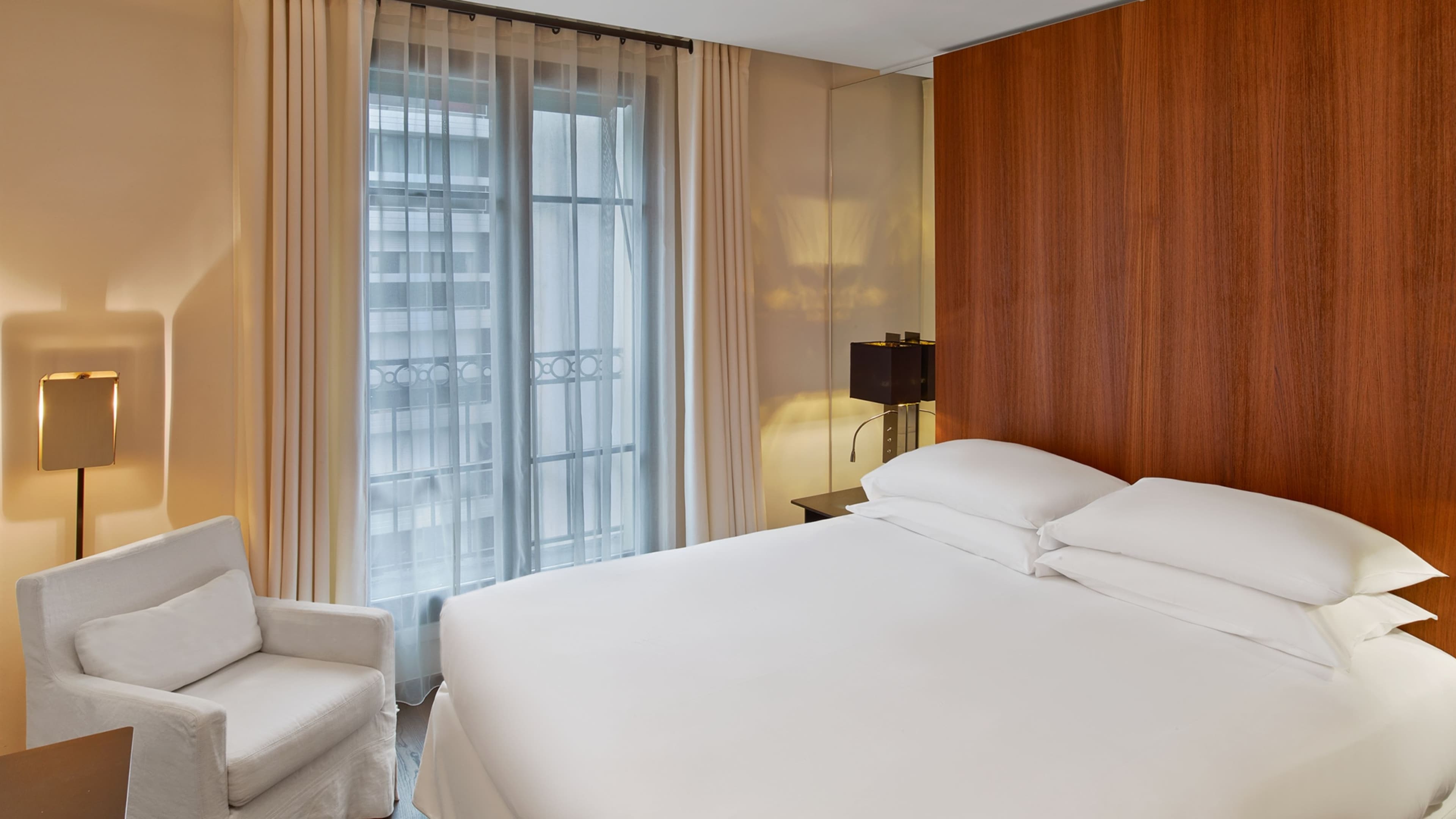 Deluxe Queen - Image 1