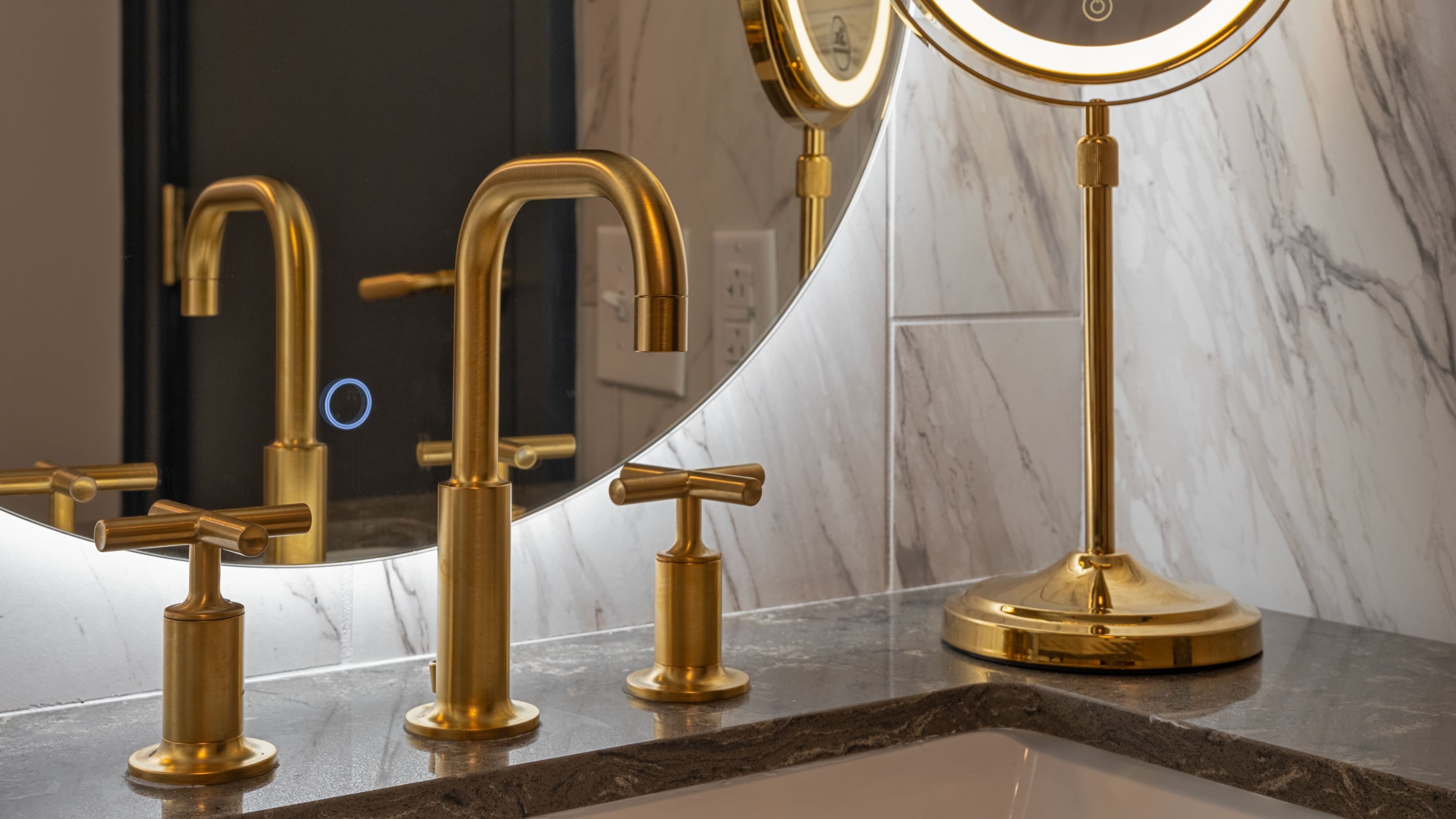 Deluxe 2 Queen Room - Image 3