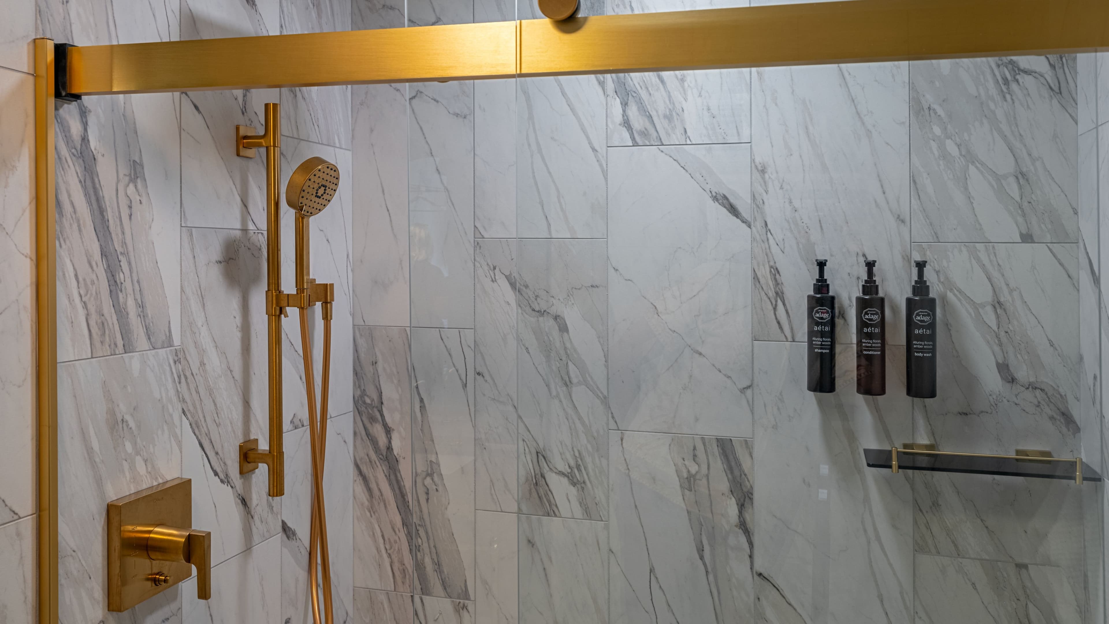 Deluxe 2 Queen Room - Image 4