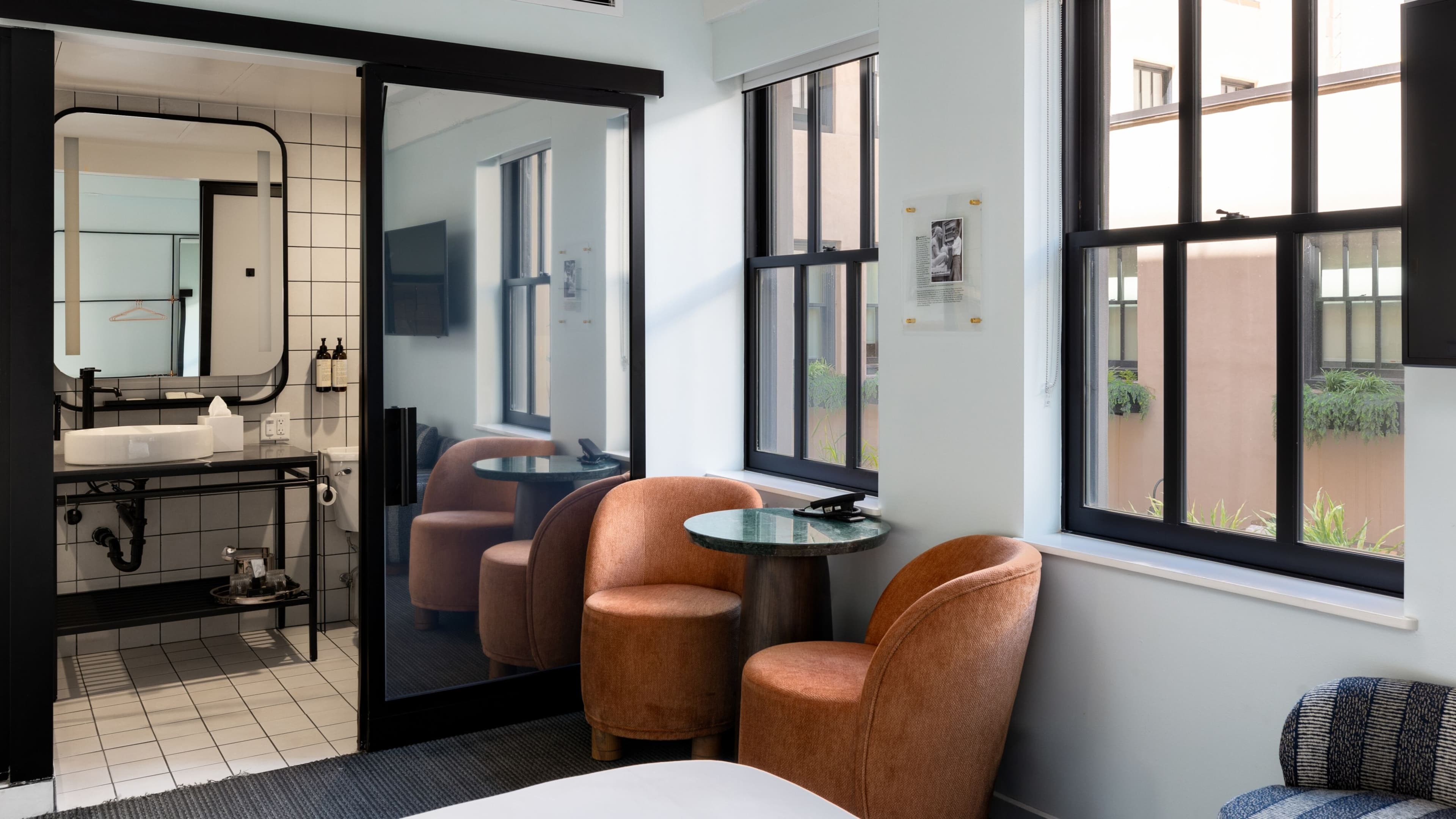 Petite Courtyard Queen - Image 2