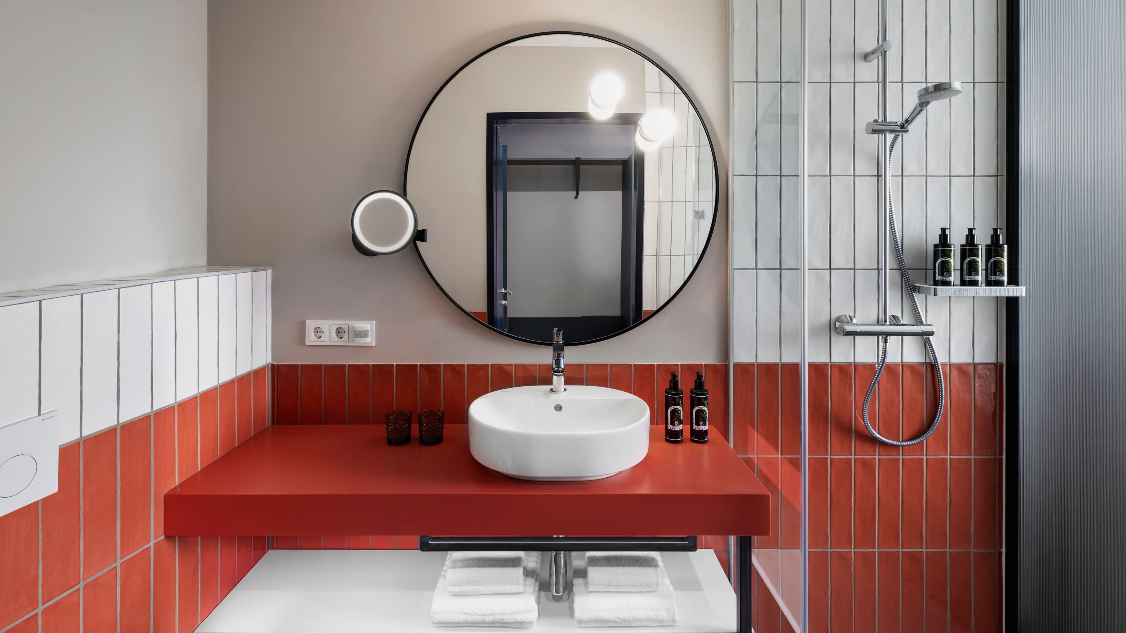 Deluxe King Courtyard - Image 7