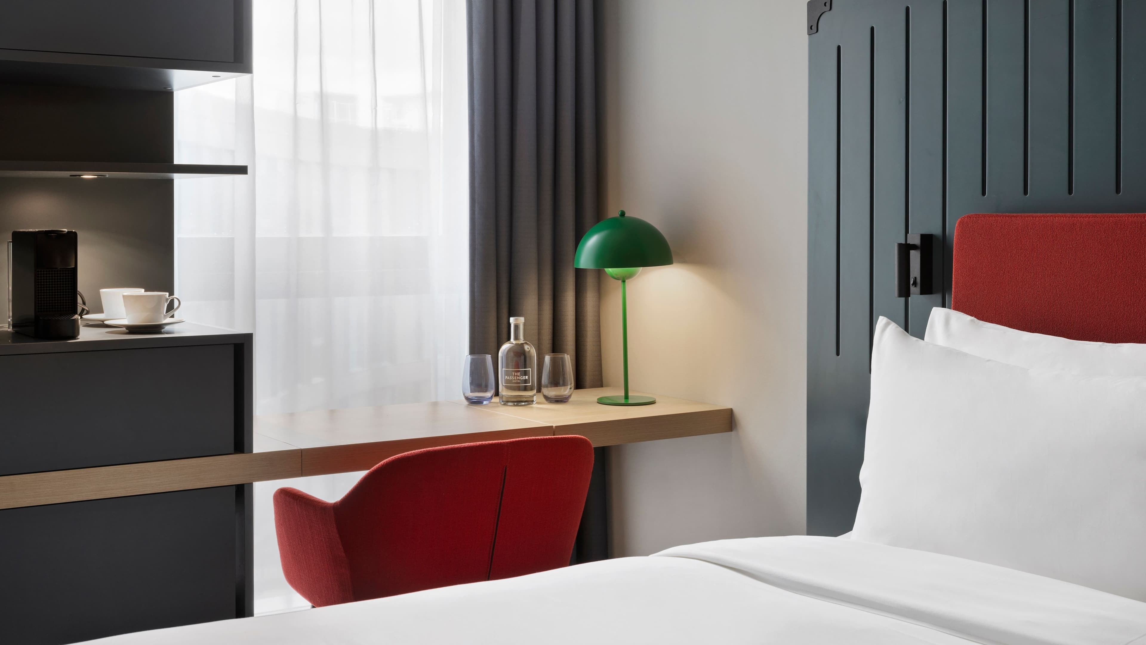 Deluxe King Courtyard - Image 5