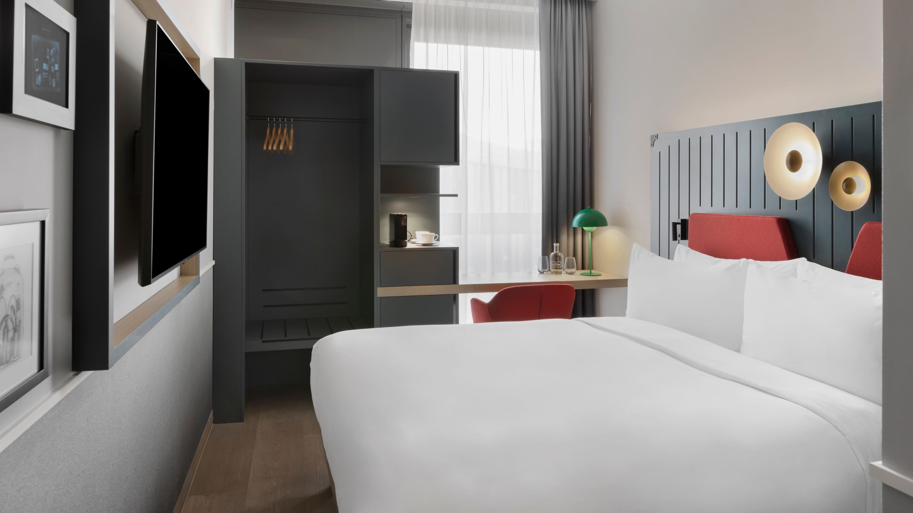 Deluxe King Courtyard - Image 4