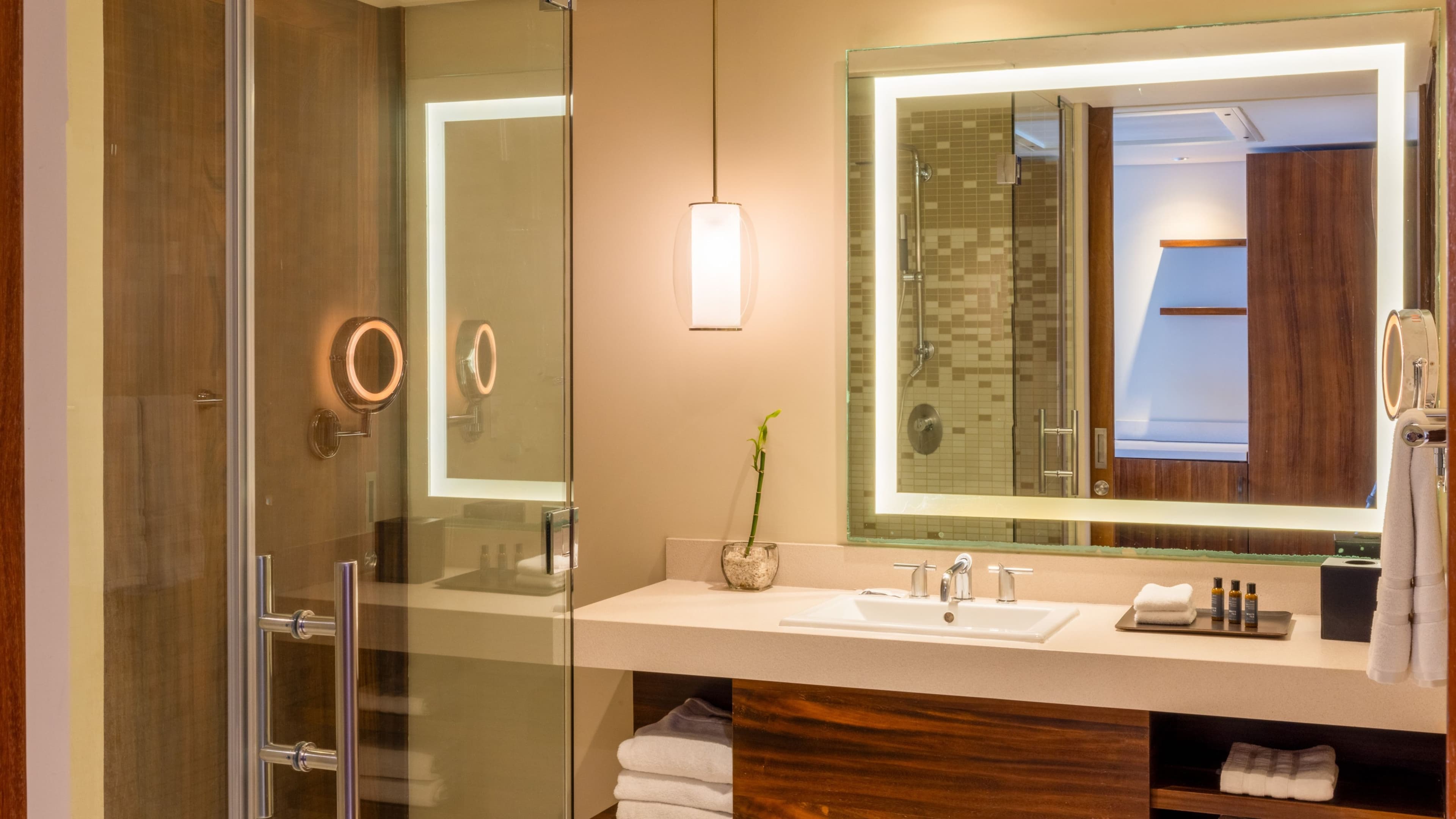 Classic Balcony 1 King - Image 5