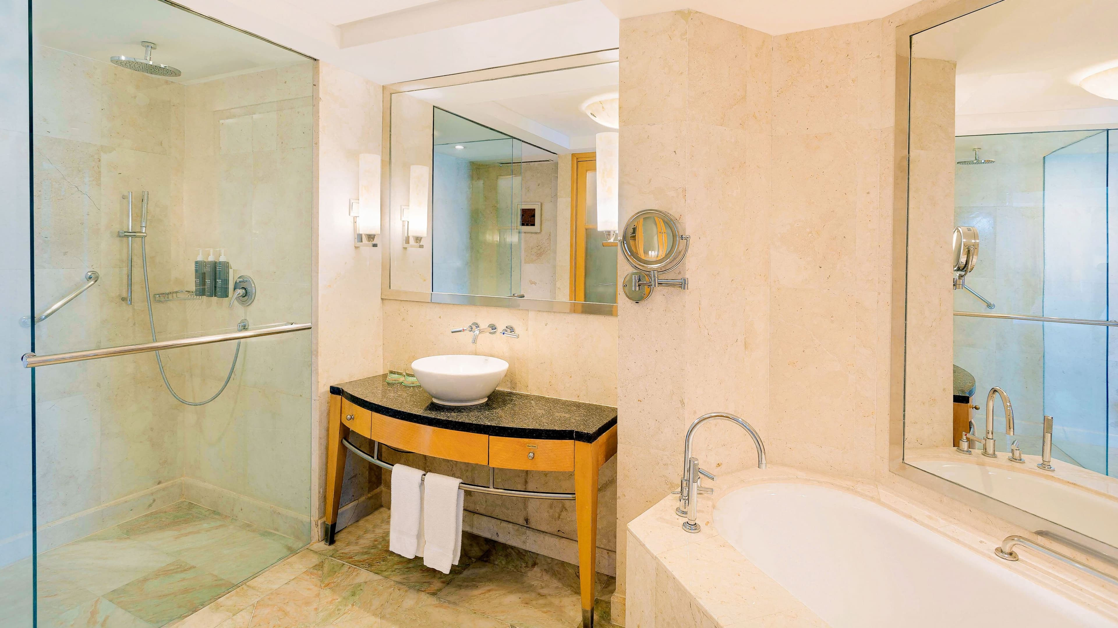 Deluxe King Room - Image 3