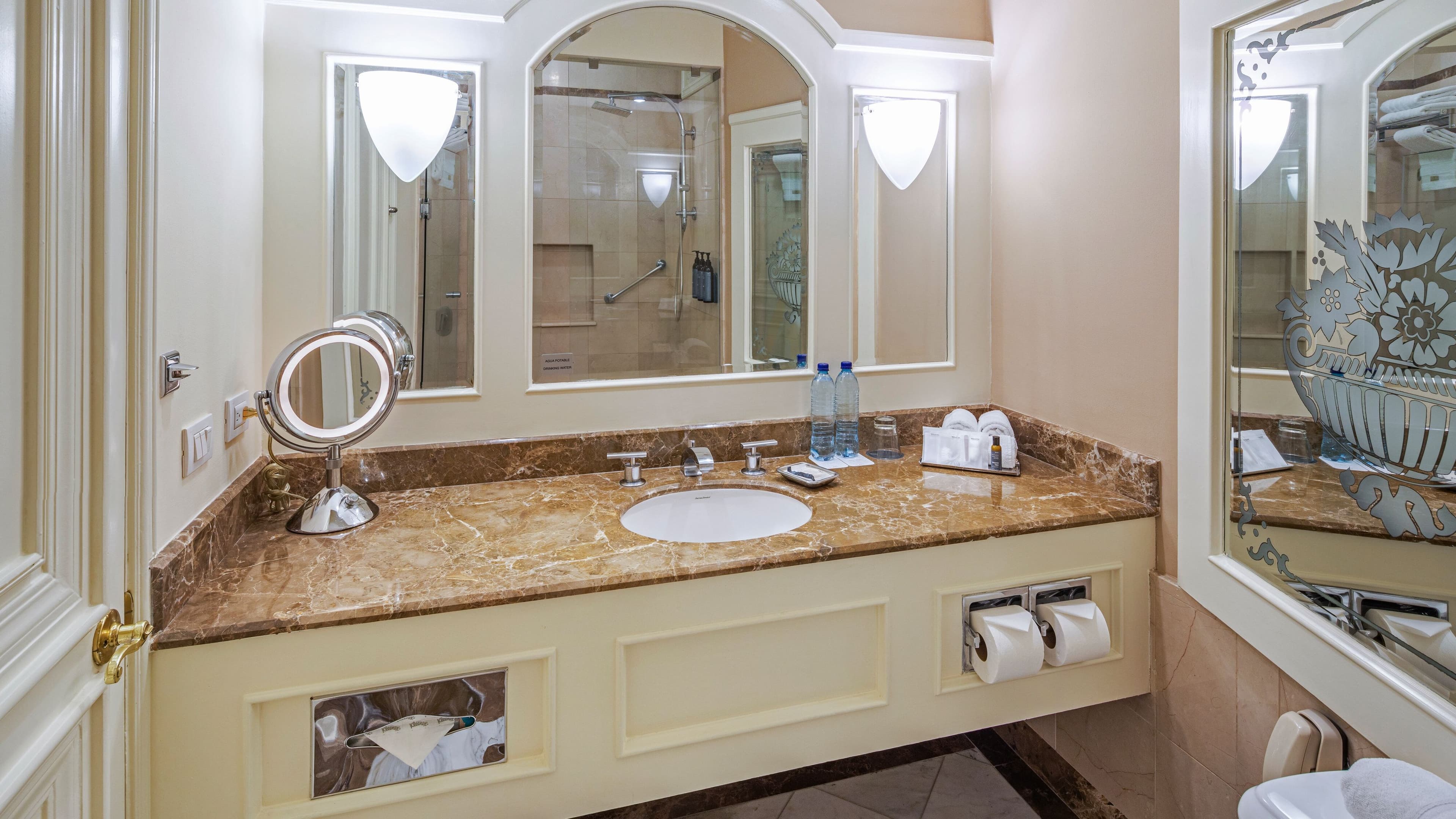 Deluxe Guest room - Image 5