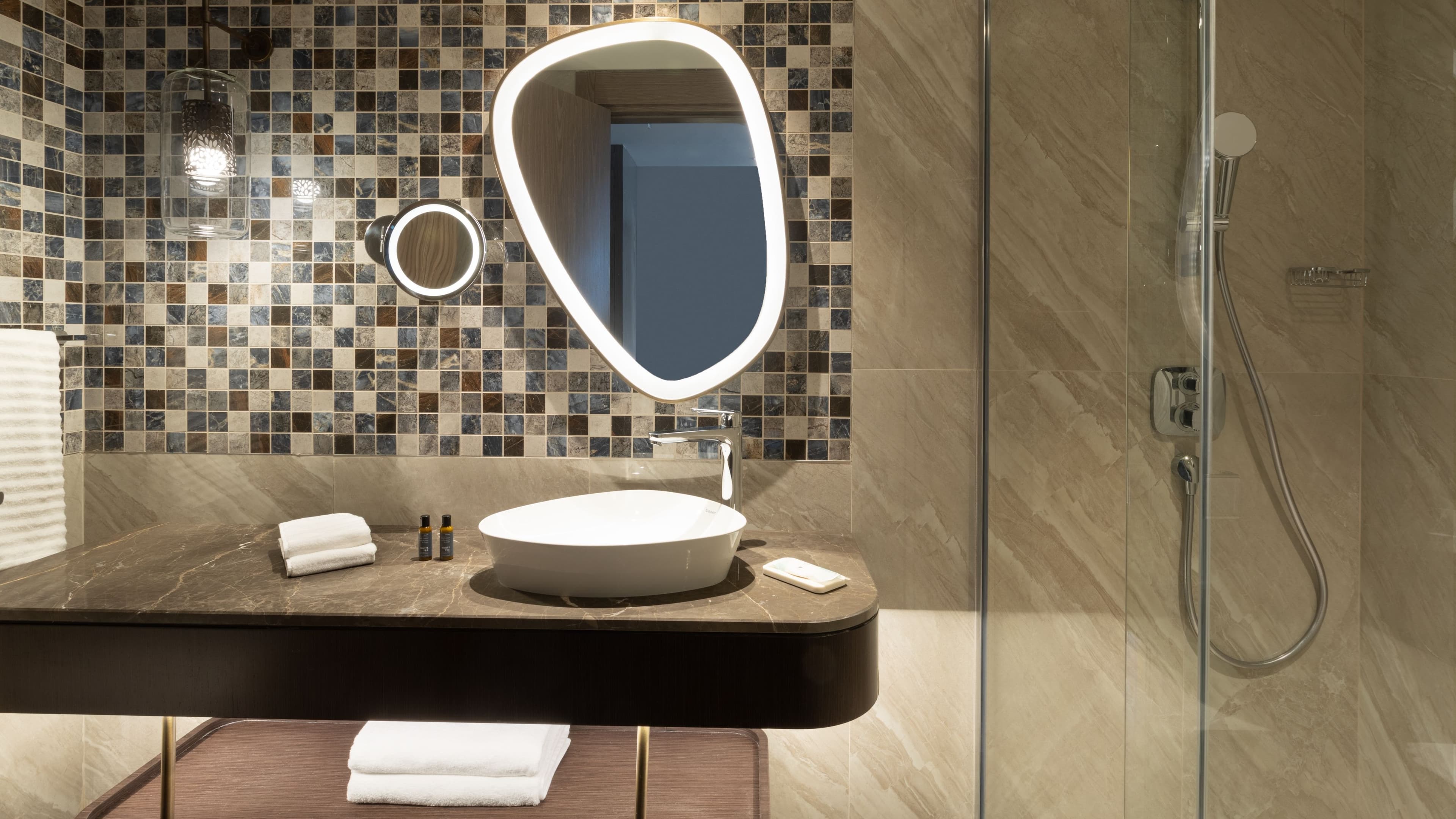 Deluxe Room King Bed - Image 3