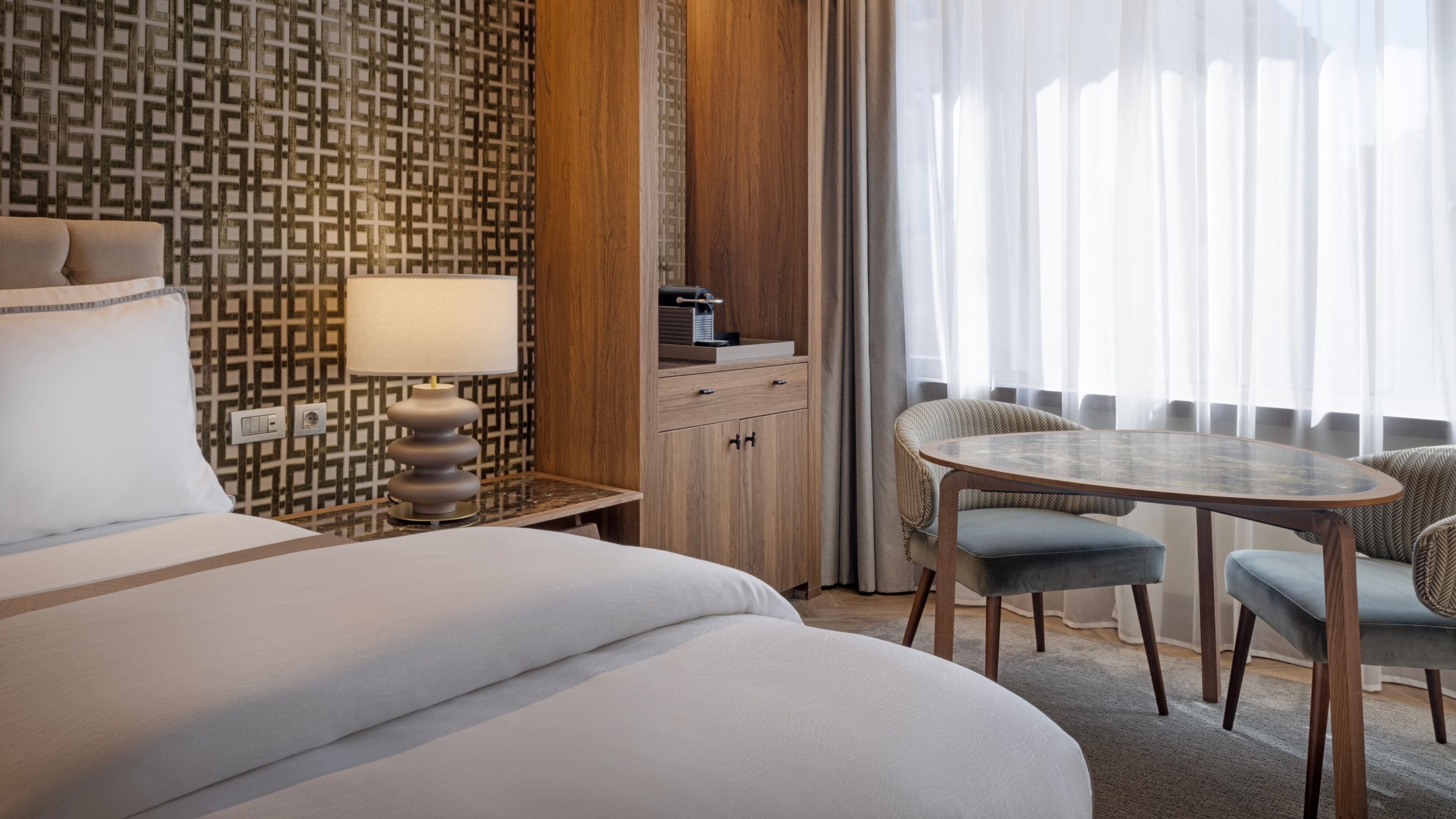 Deluxe Twin - Image 2