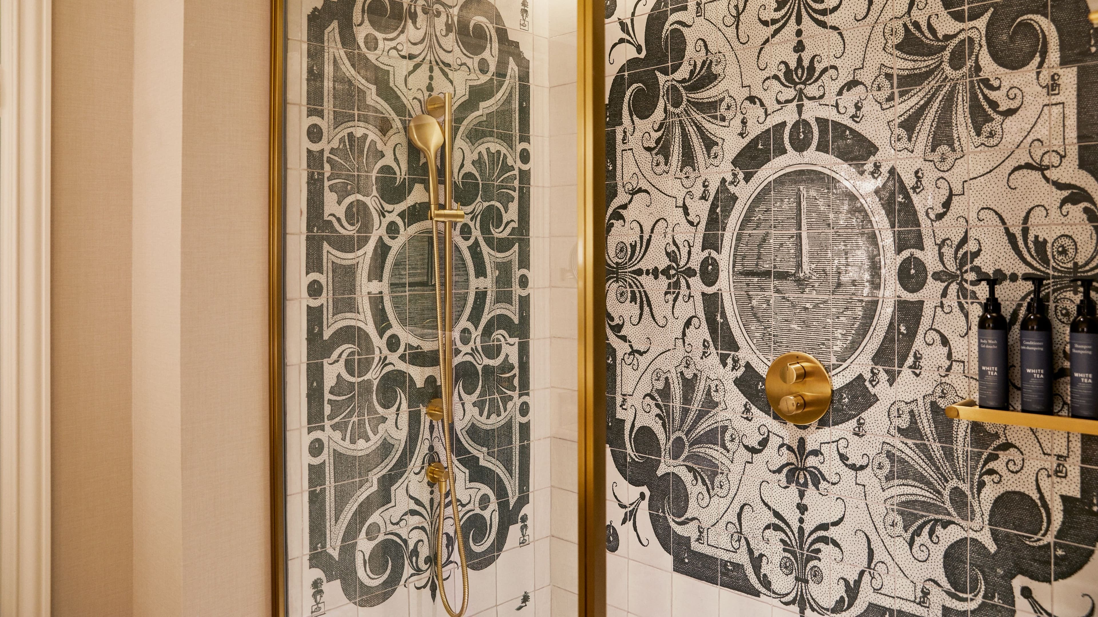 Deluxe Room - Image 6