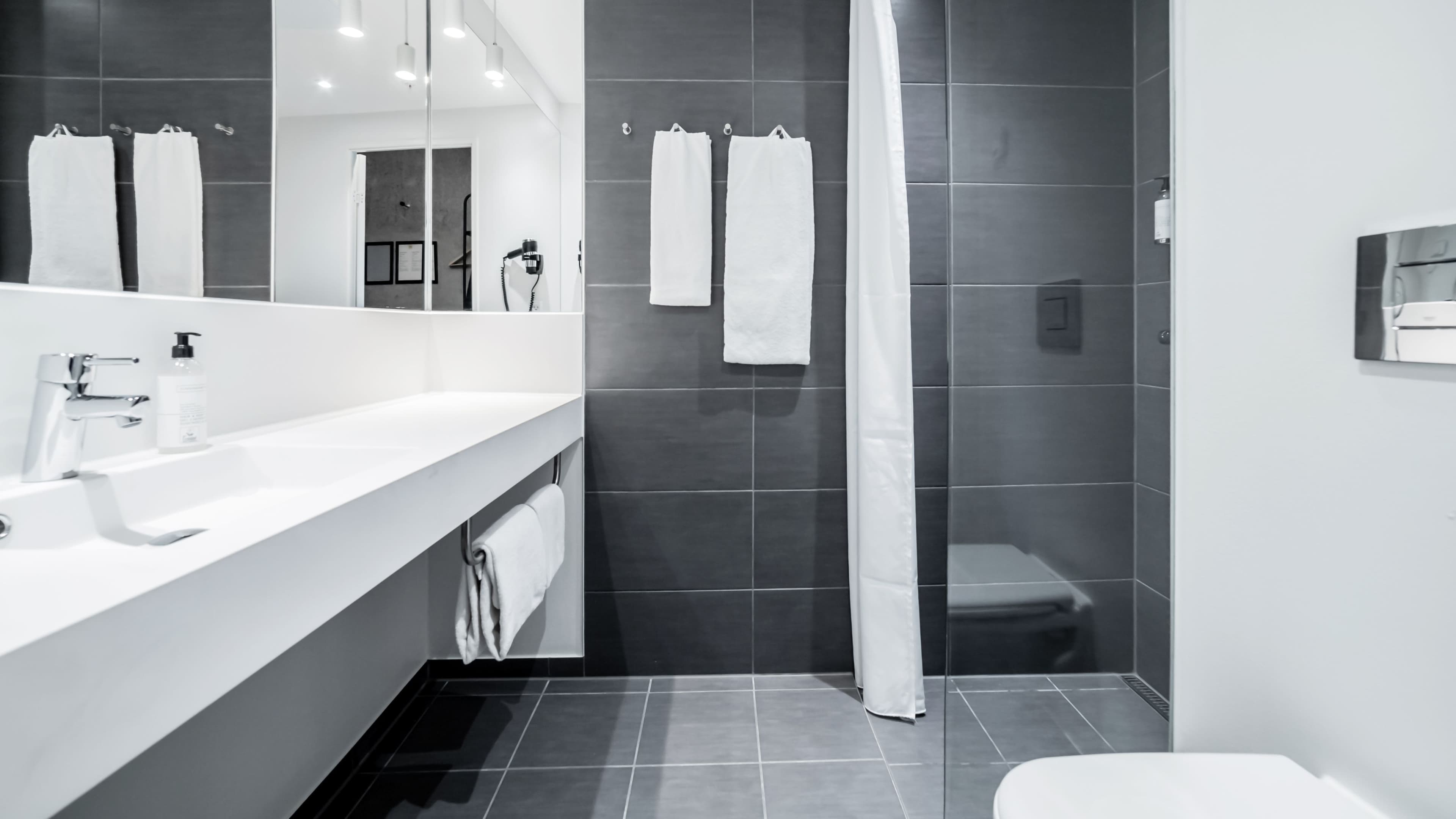 Standard Double Room - Image 7