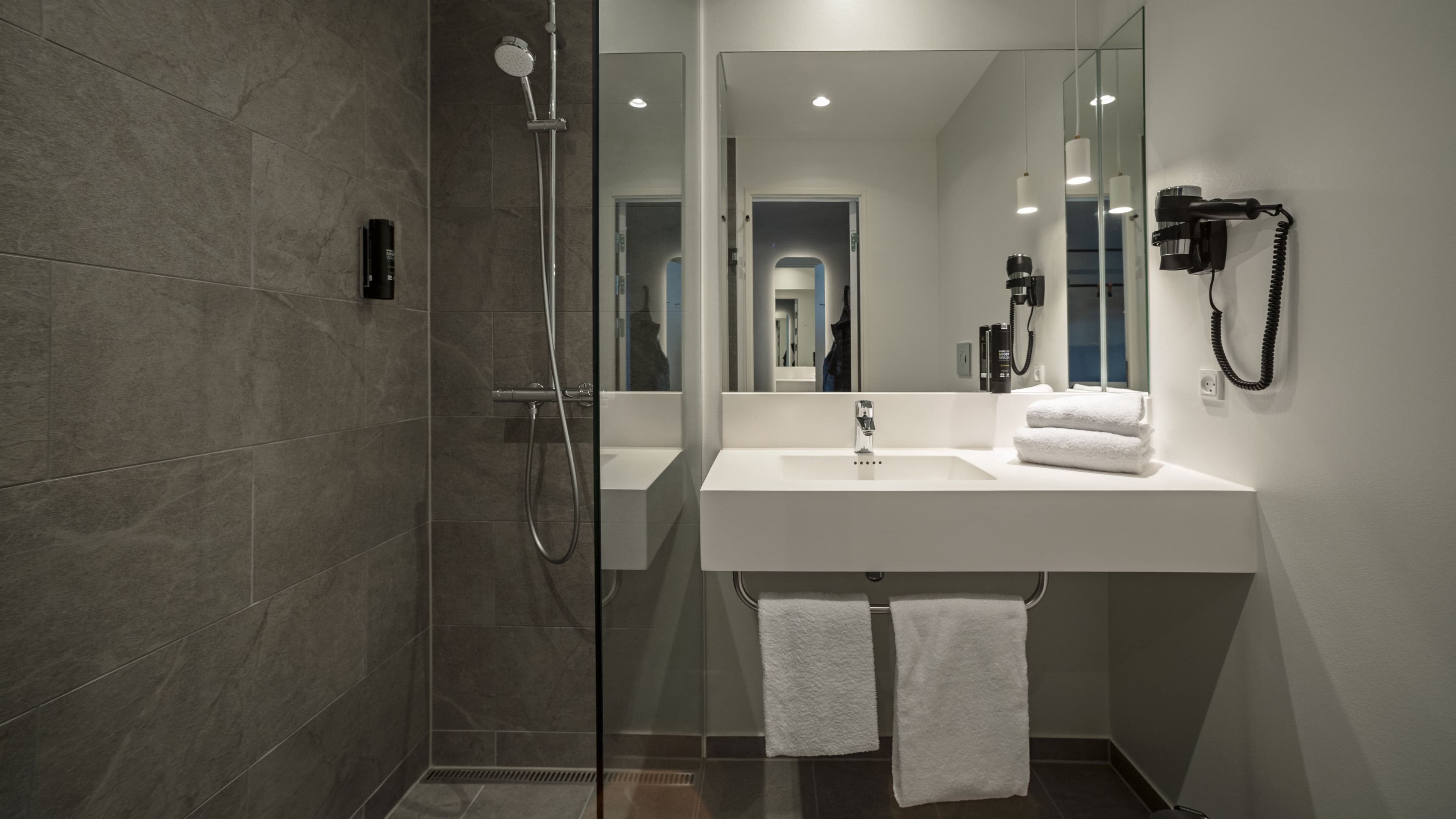 Standard Double Room - Image 5