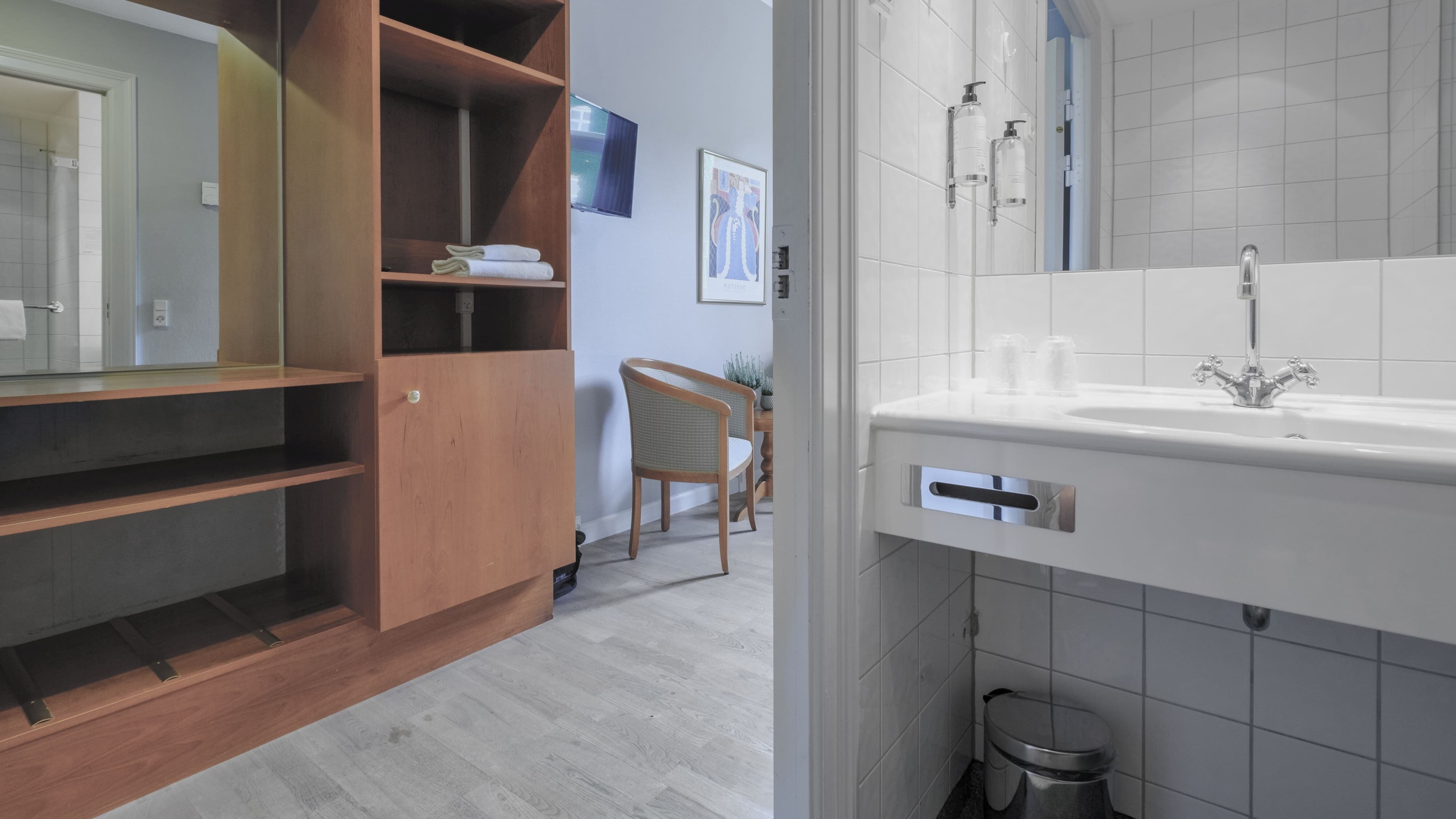 Standard Double Room - Image 4