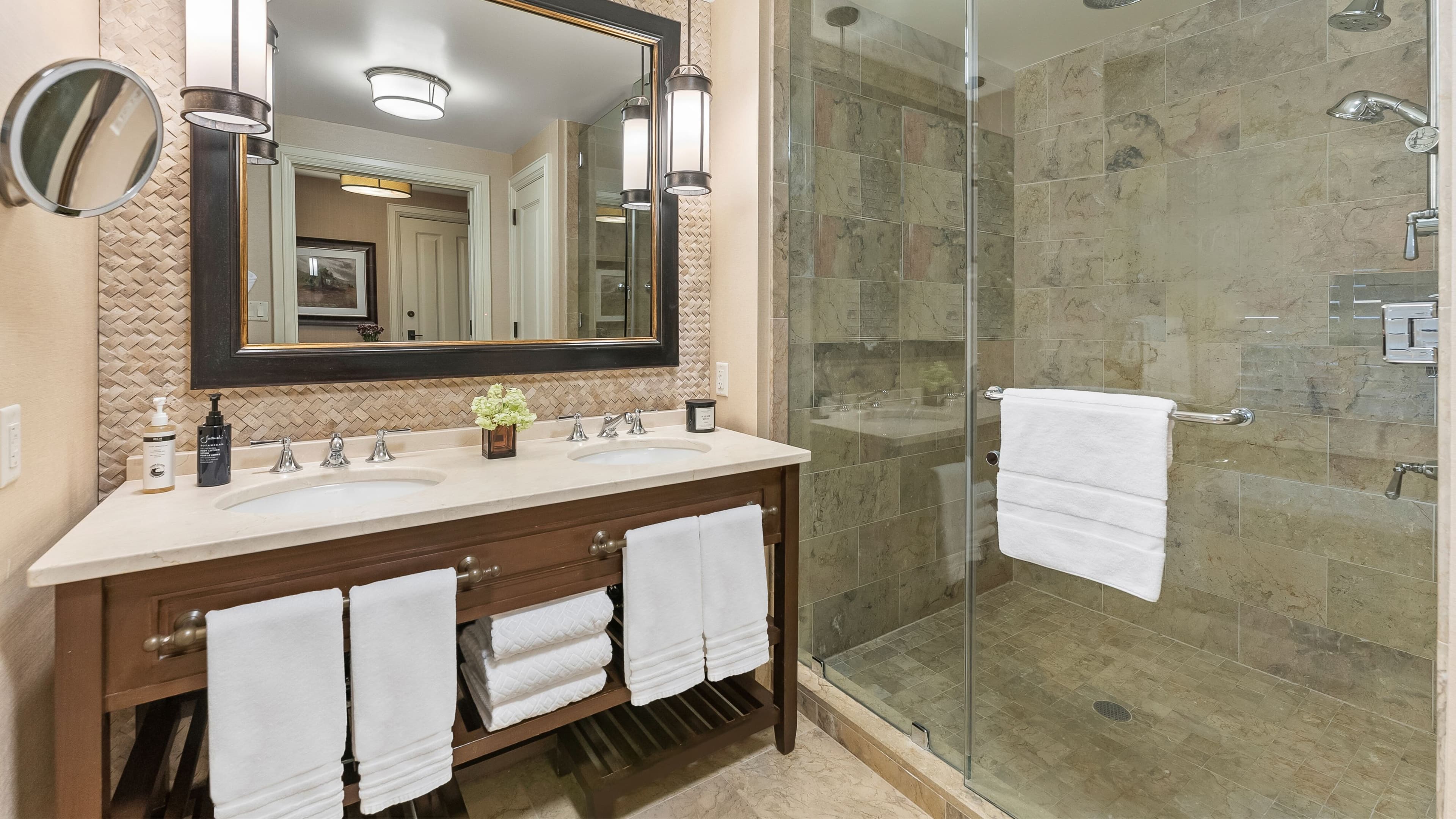 Valley View King Room - Image 5