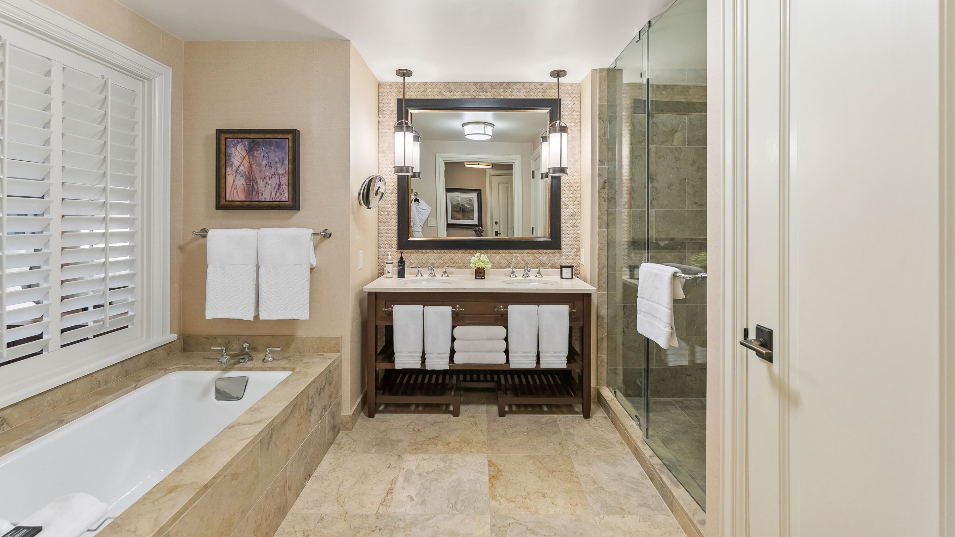 Valley View King Room - Image 4