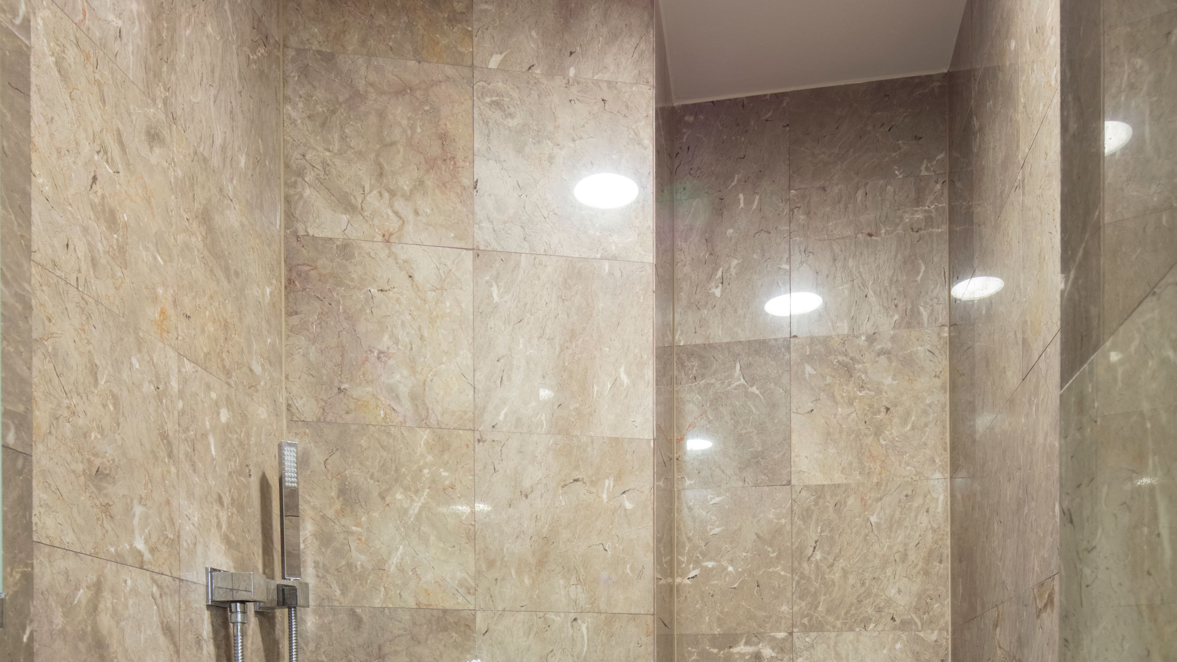 Classic Guest Room - Image 9