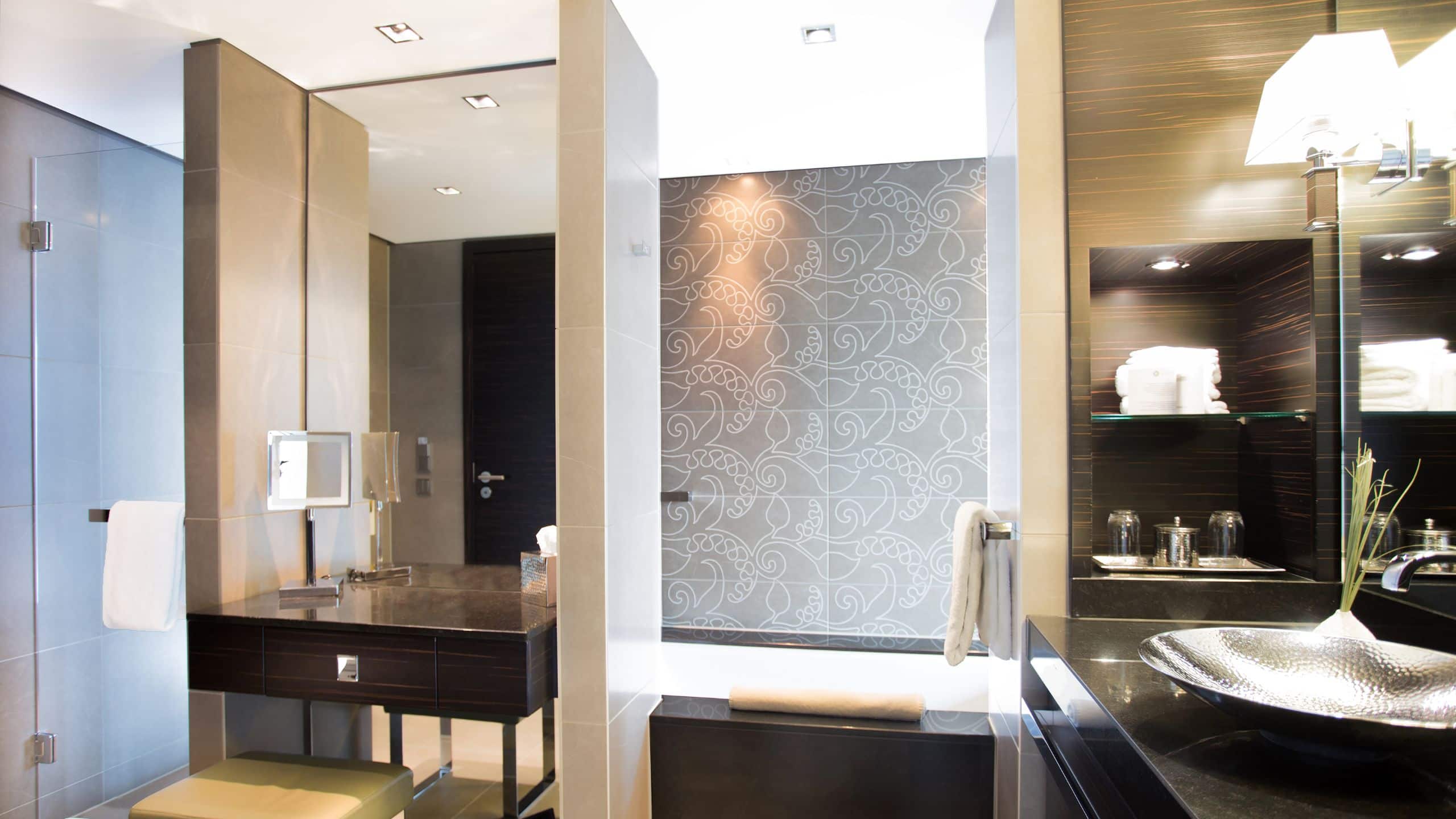 1 King Bed - Image 4