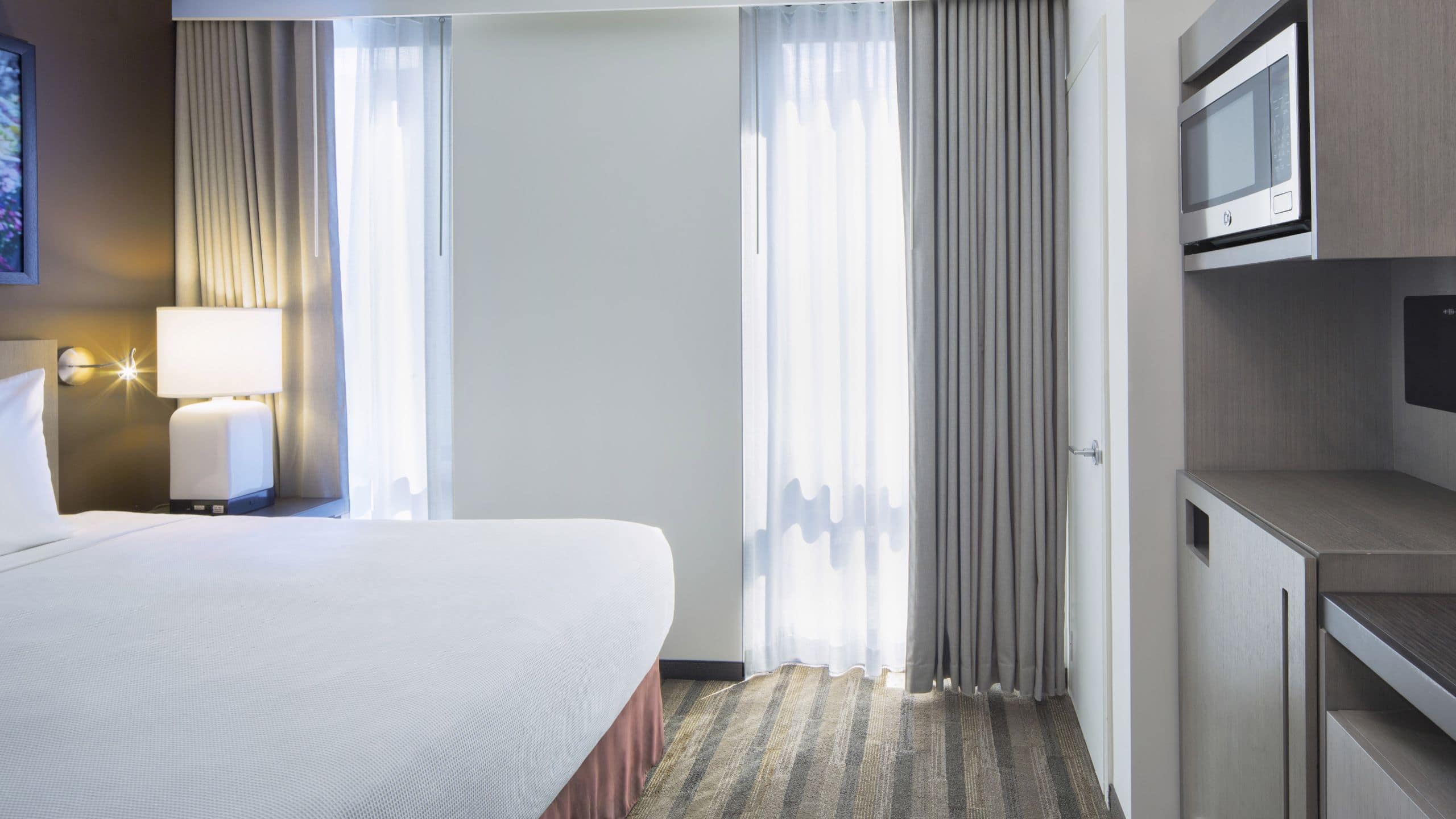 Den Guestroom | King Bed | No Sofa Bed - Image 1