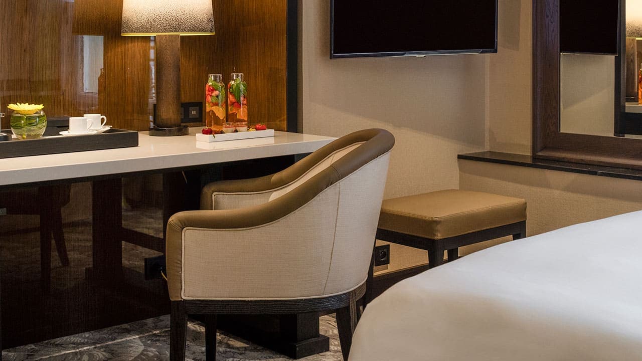 1 Queen Bed - Image 4