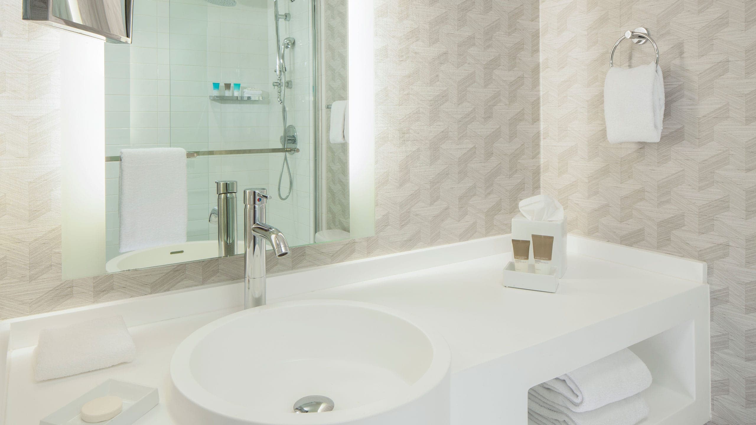 One Queen Bed - Image 3