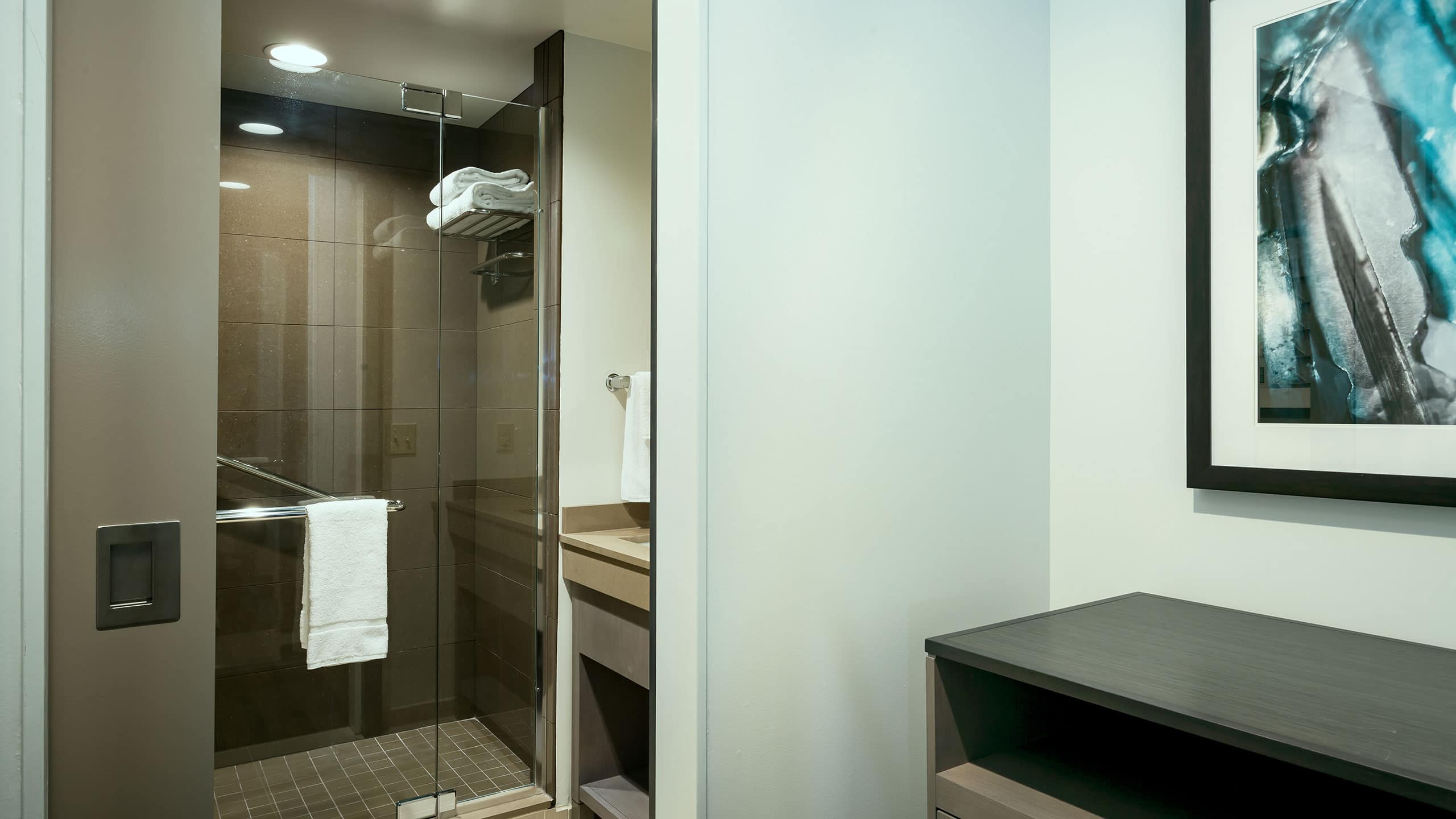 One Bedroom Kitchen Suite | Two Queen Beds - Image 4