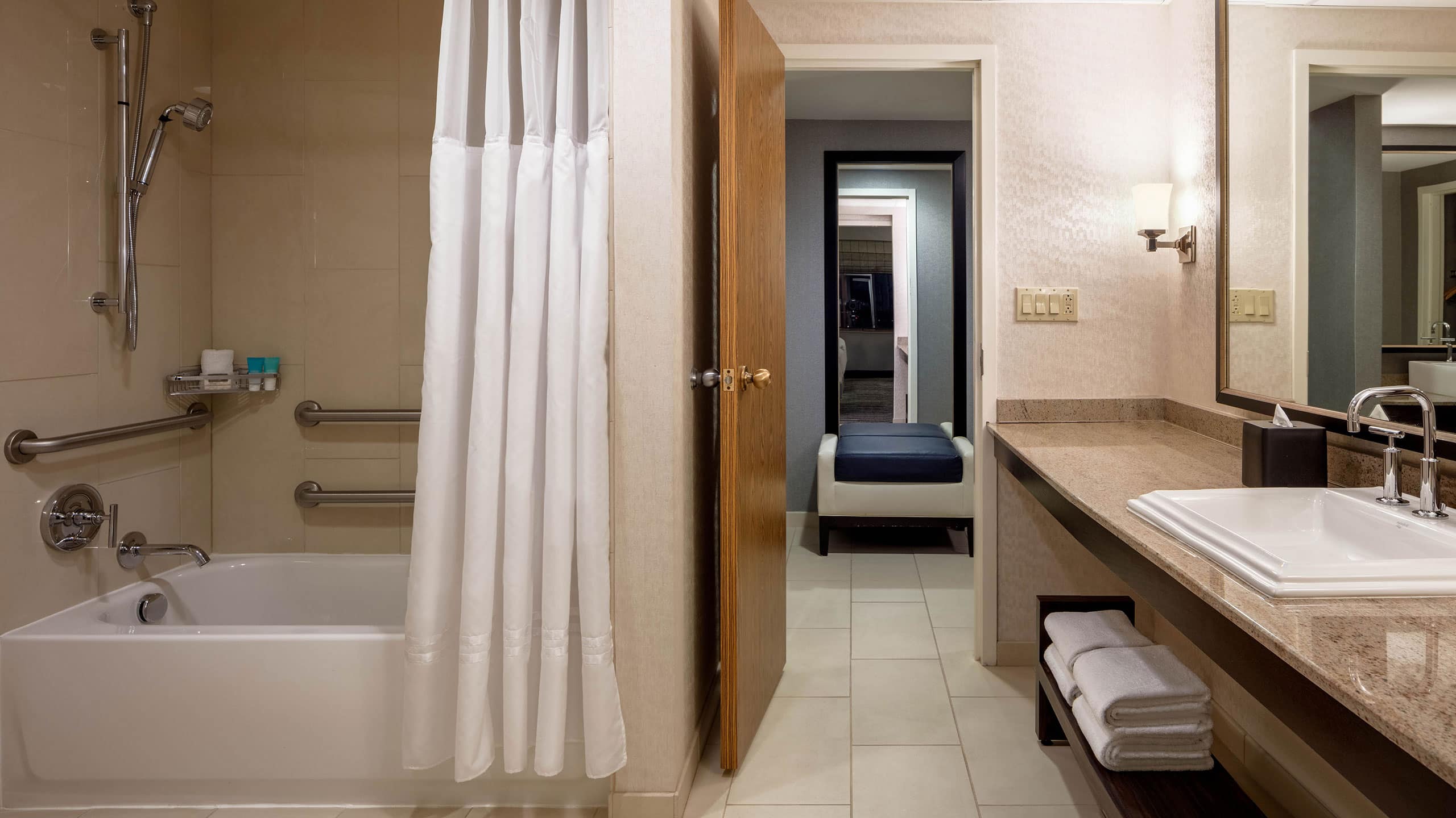 2 Double Beds Accessible Tub - Image 2