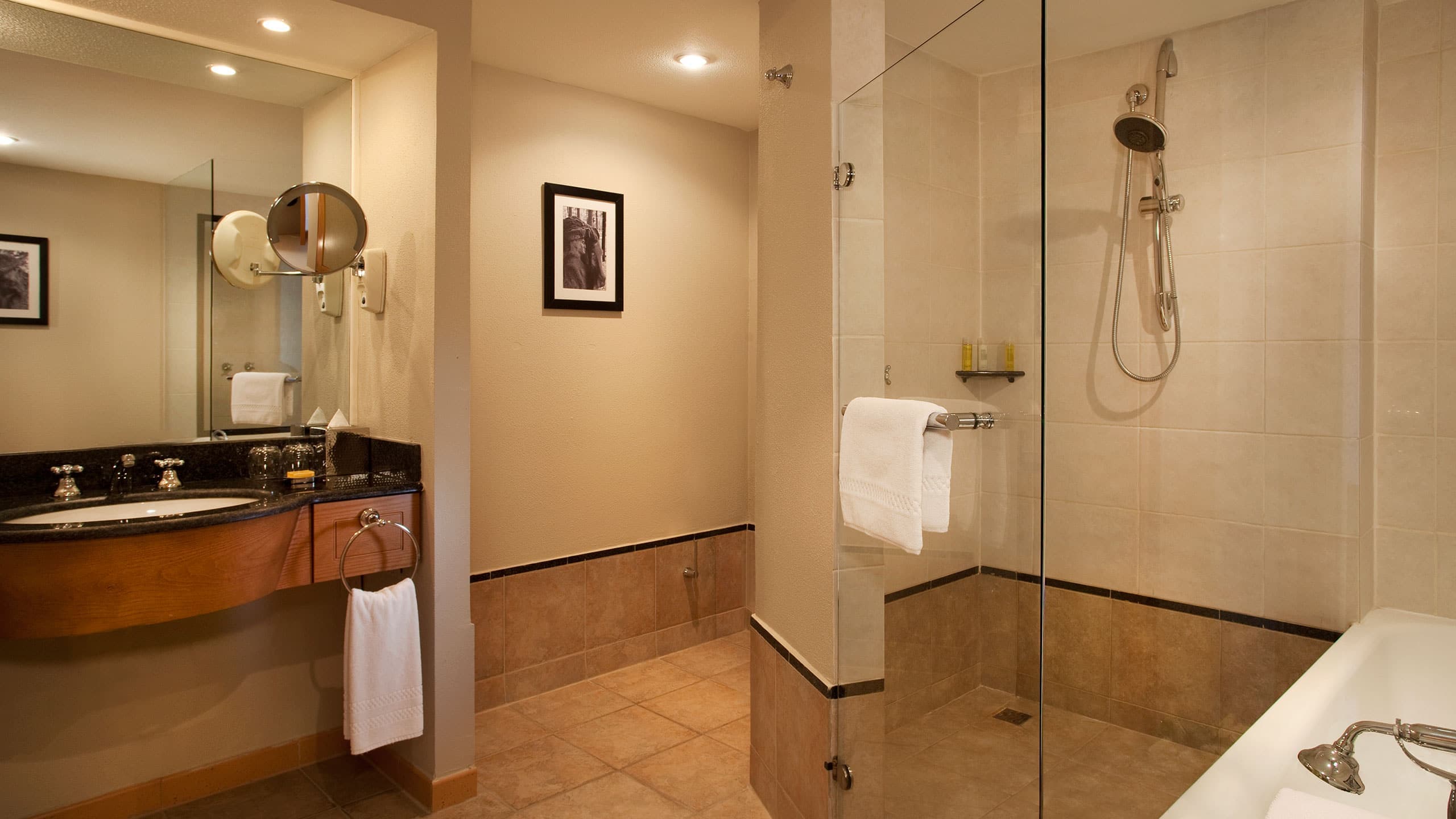 1 King Bed Deluxe - Image 3