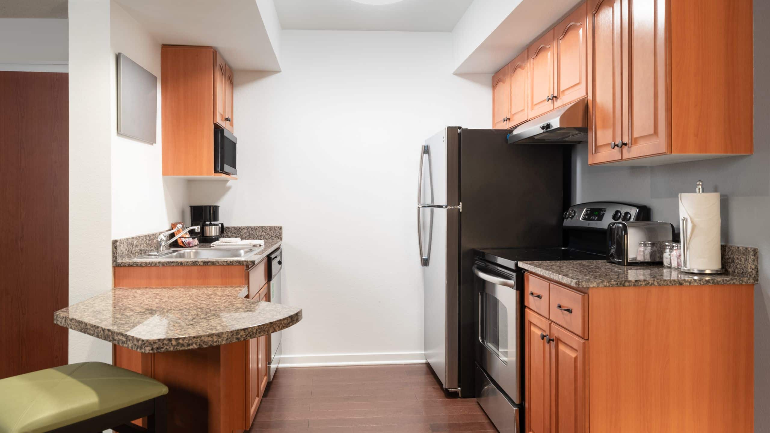 One Bedroom King Suite plus sofa bed - Image 8