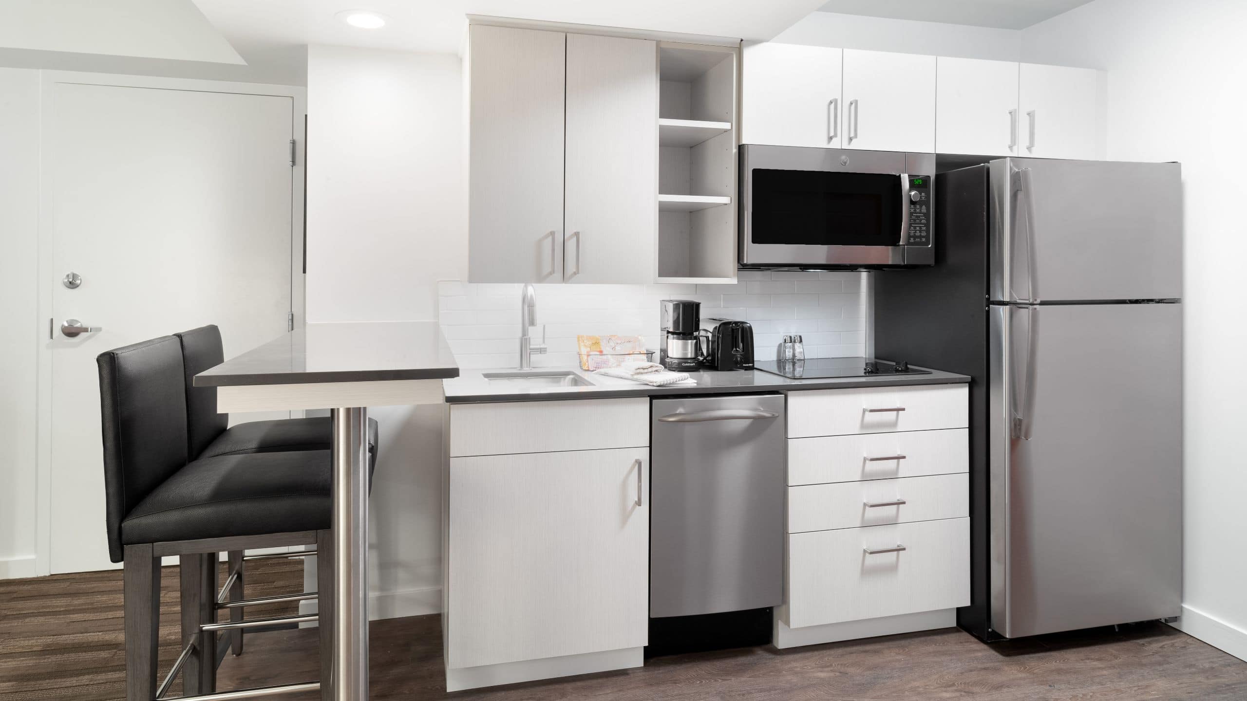 One Bedroom King Suite plus sofa bed - Image 4