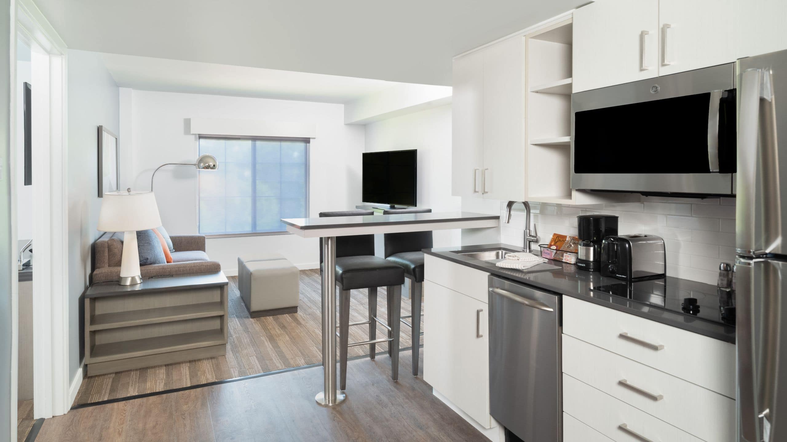 One Bedroom King Suite plus sofa bed - Image 7