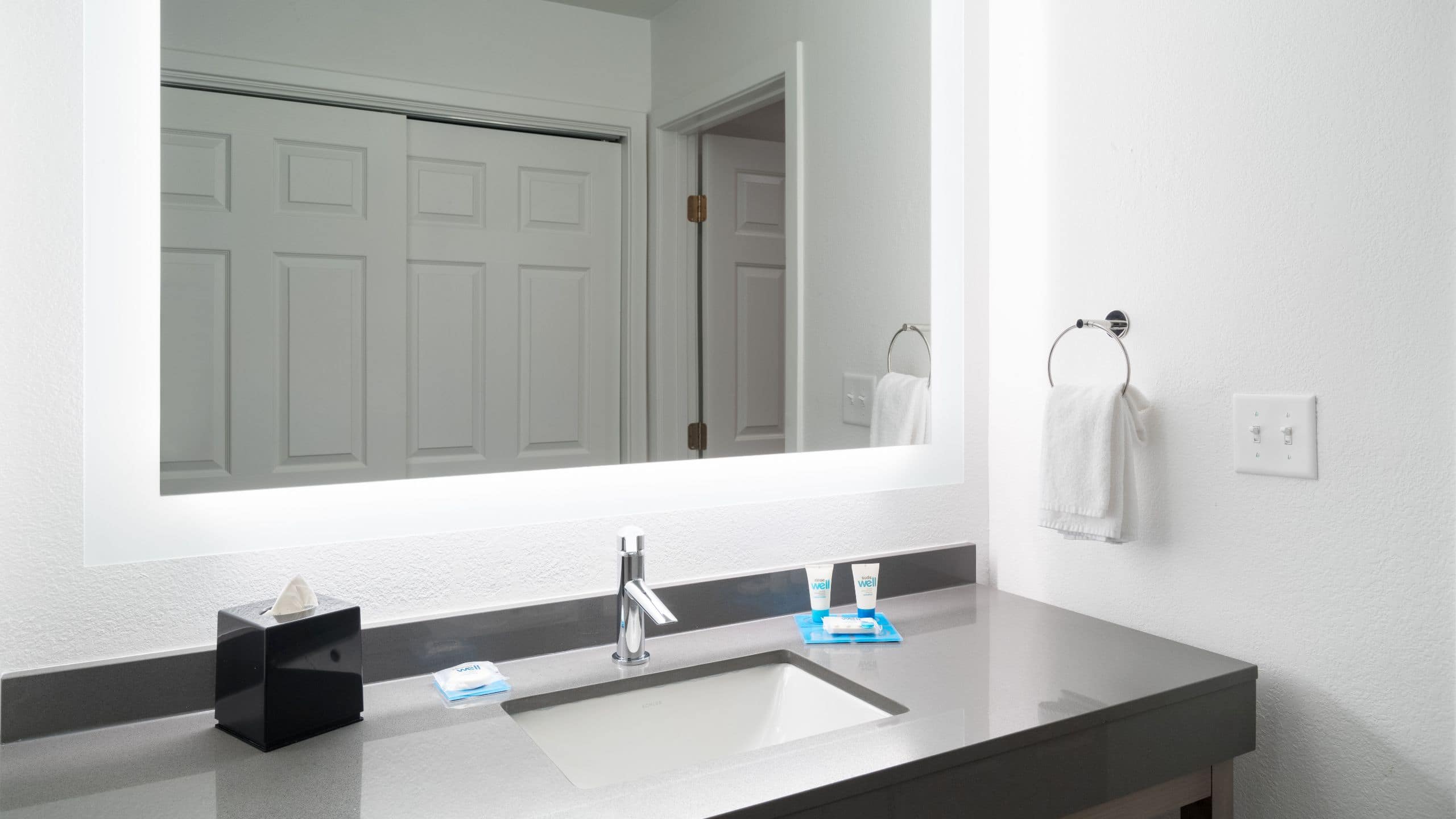 One Bedroom King Suite plus sofa bed - Image 2