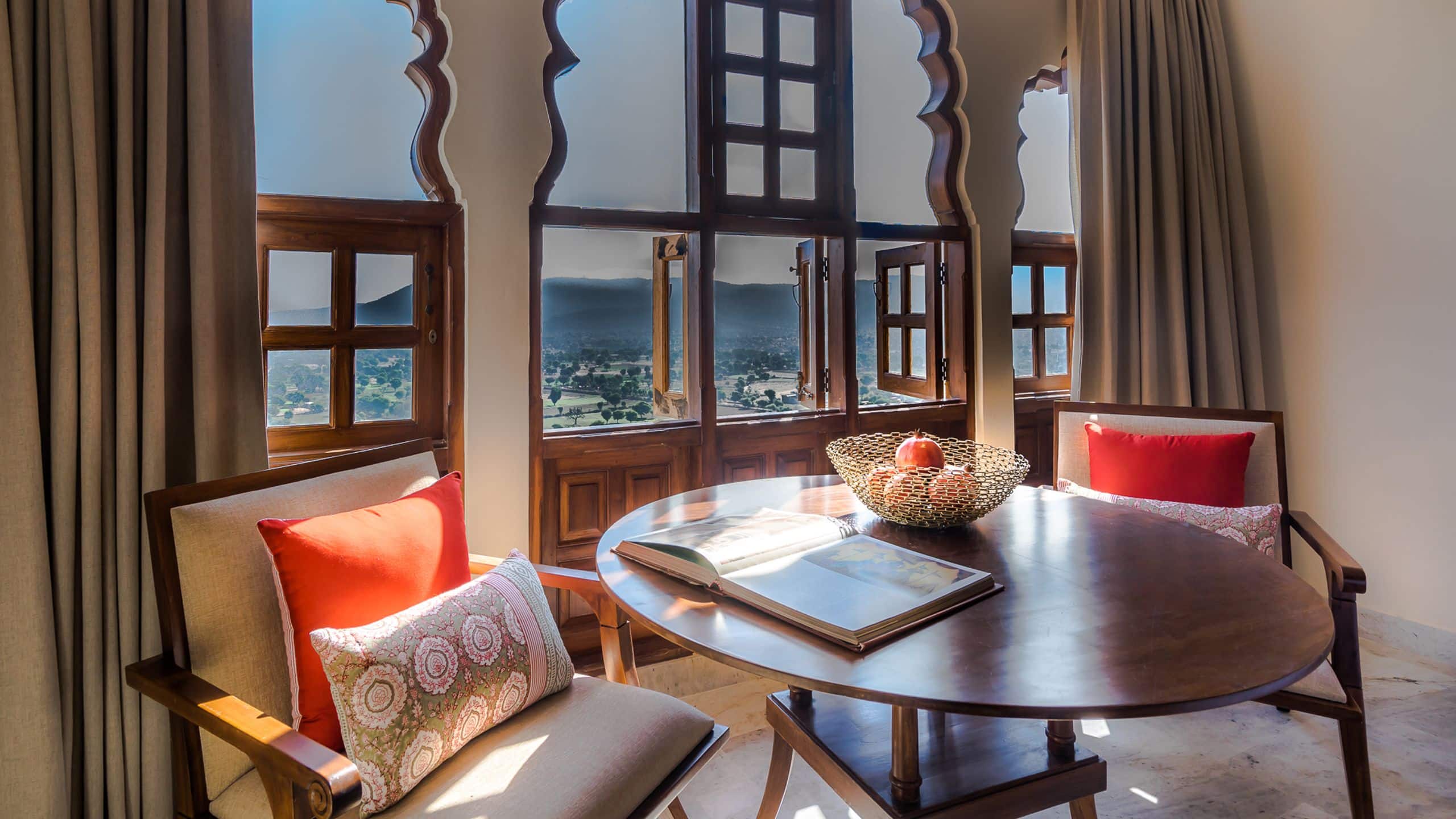 1 King Bed Heritage Room - Image 2