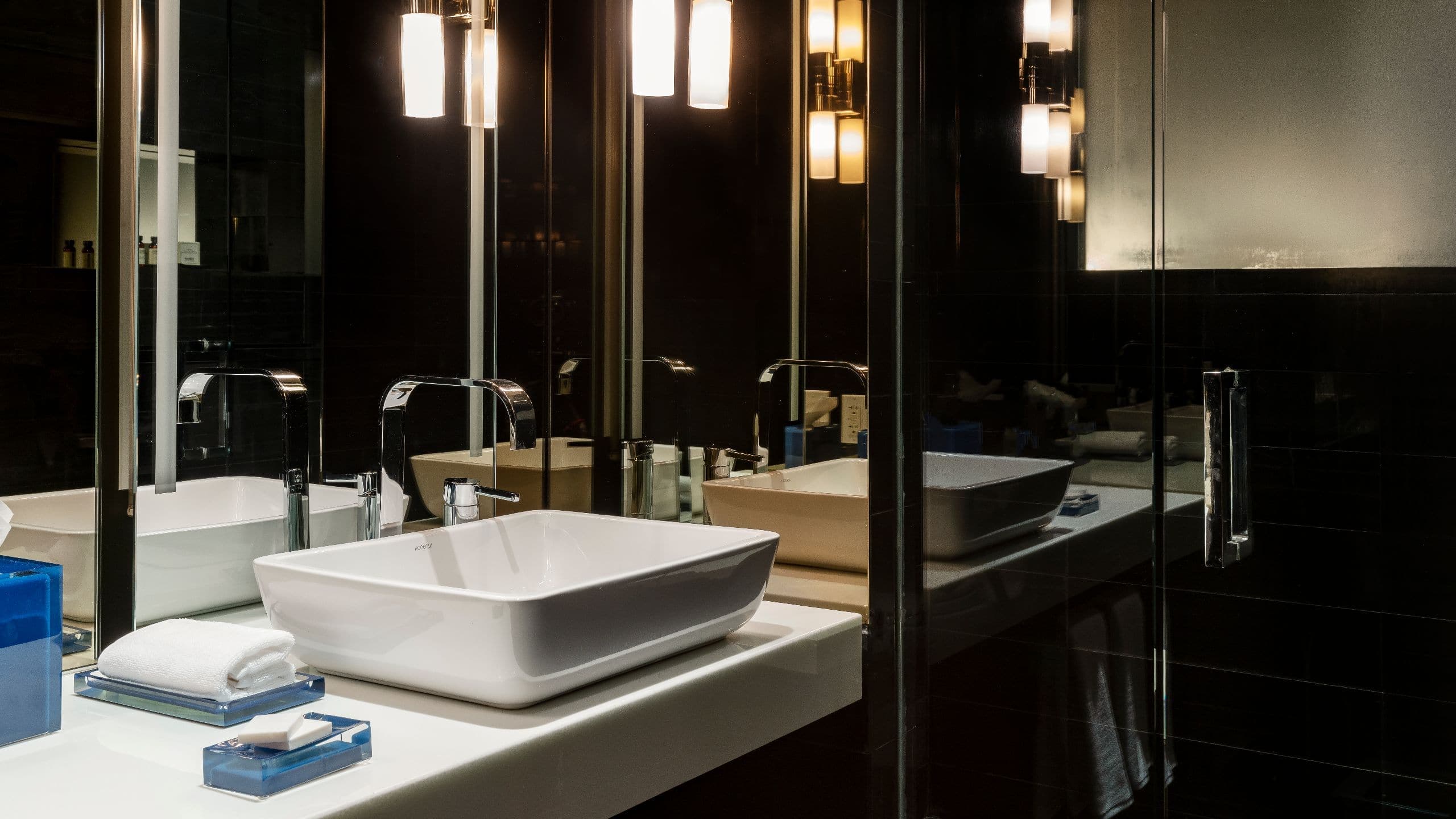 1 King Bed with Accessible Shower - Image 4