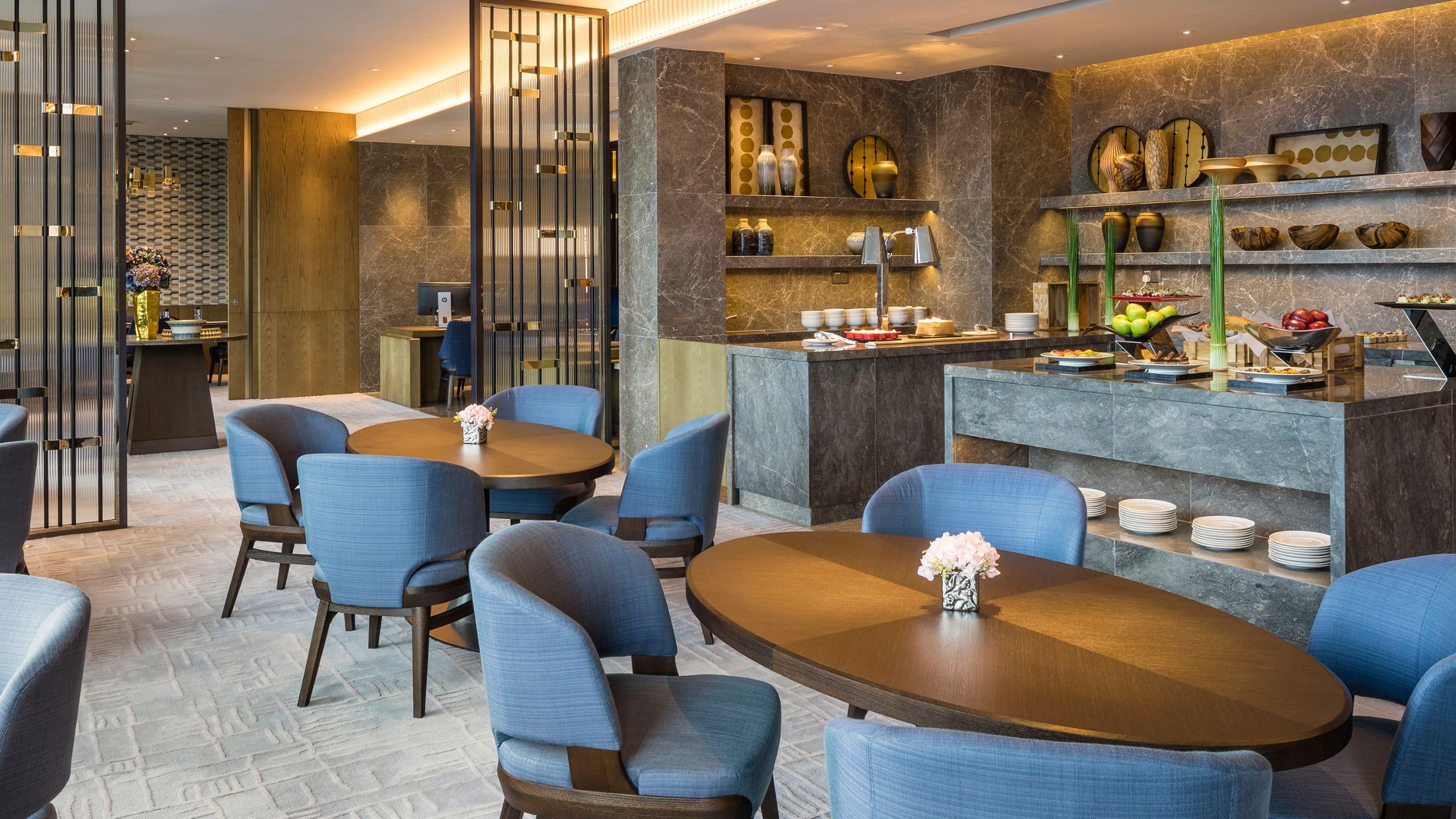 1 King Bed with Victoria Harbour Lounge Access - Image 1