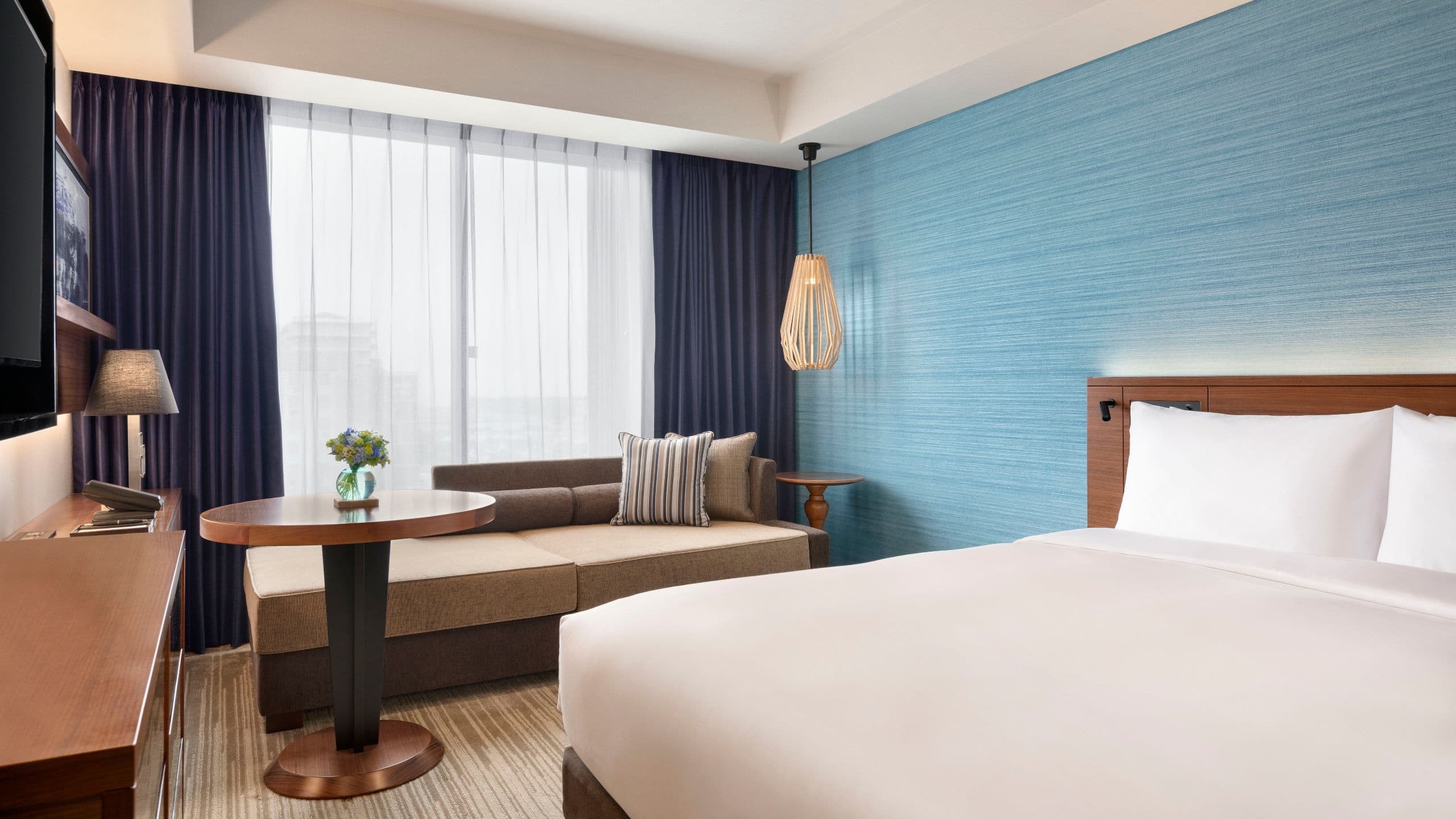 1 King Bed, Club Access - Image 1