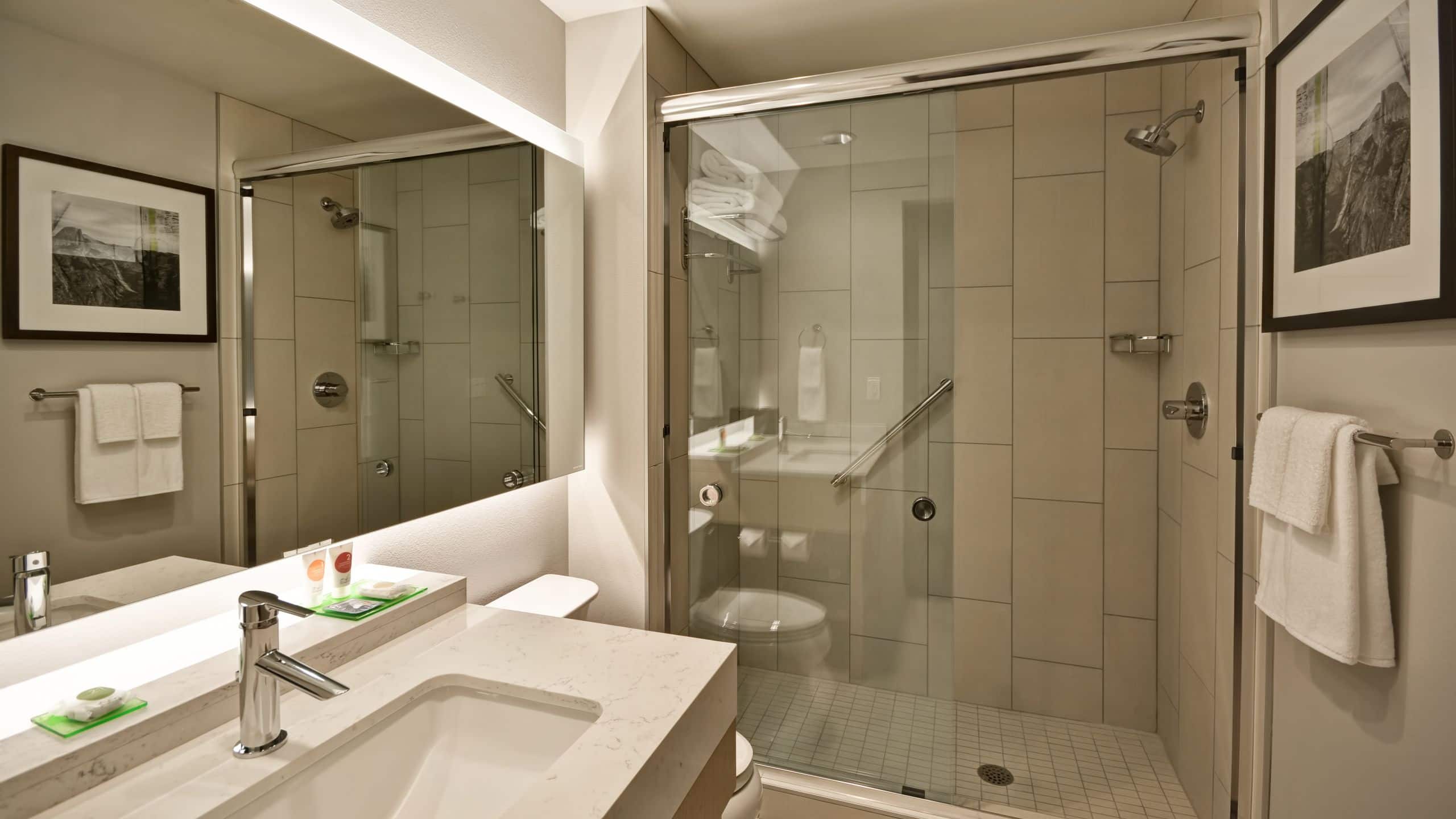 Two Queen Beds - Image 3