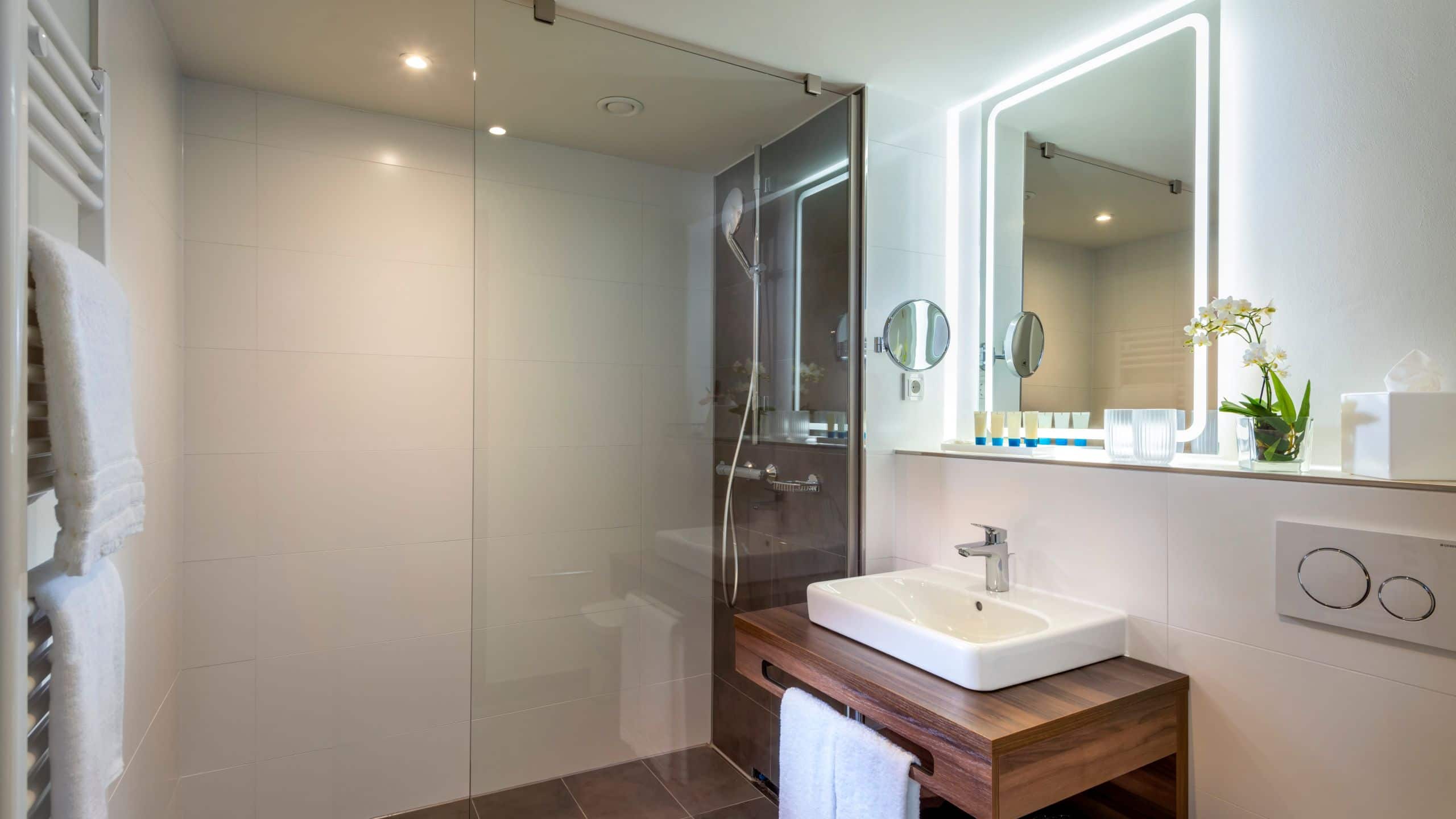 1 King Bed - Image 2