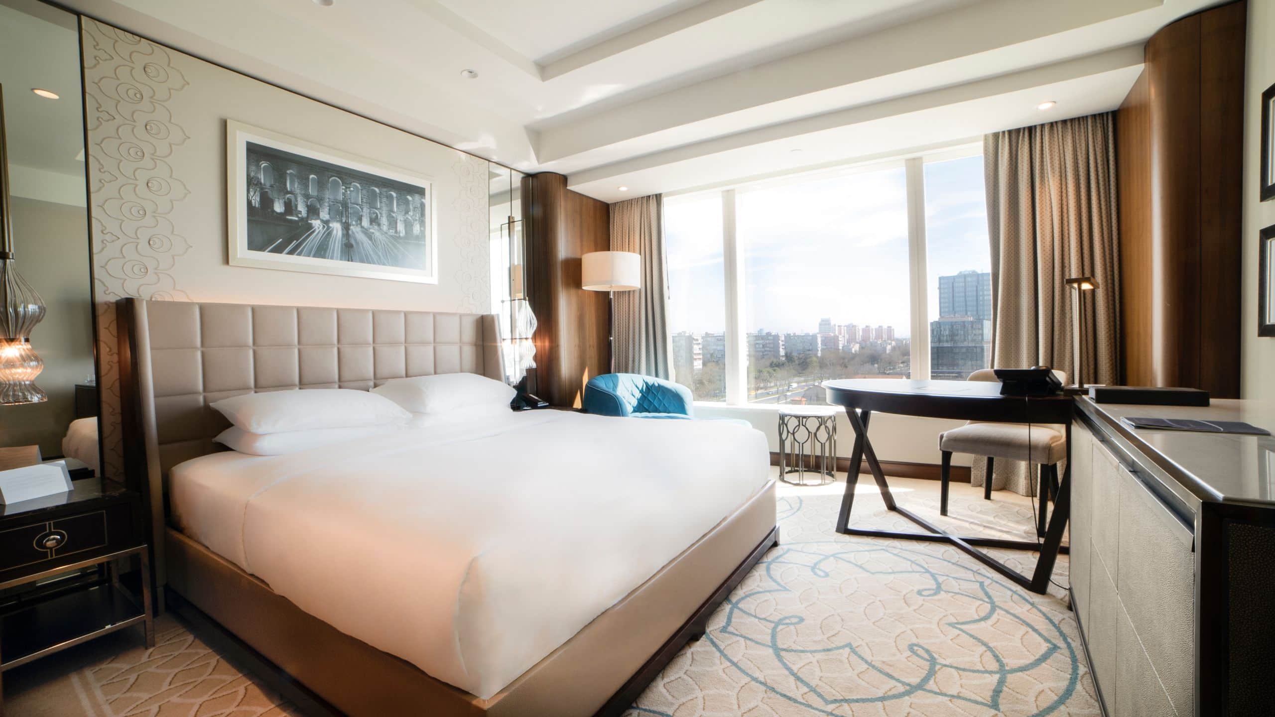 1 King Bed - Image 3