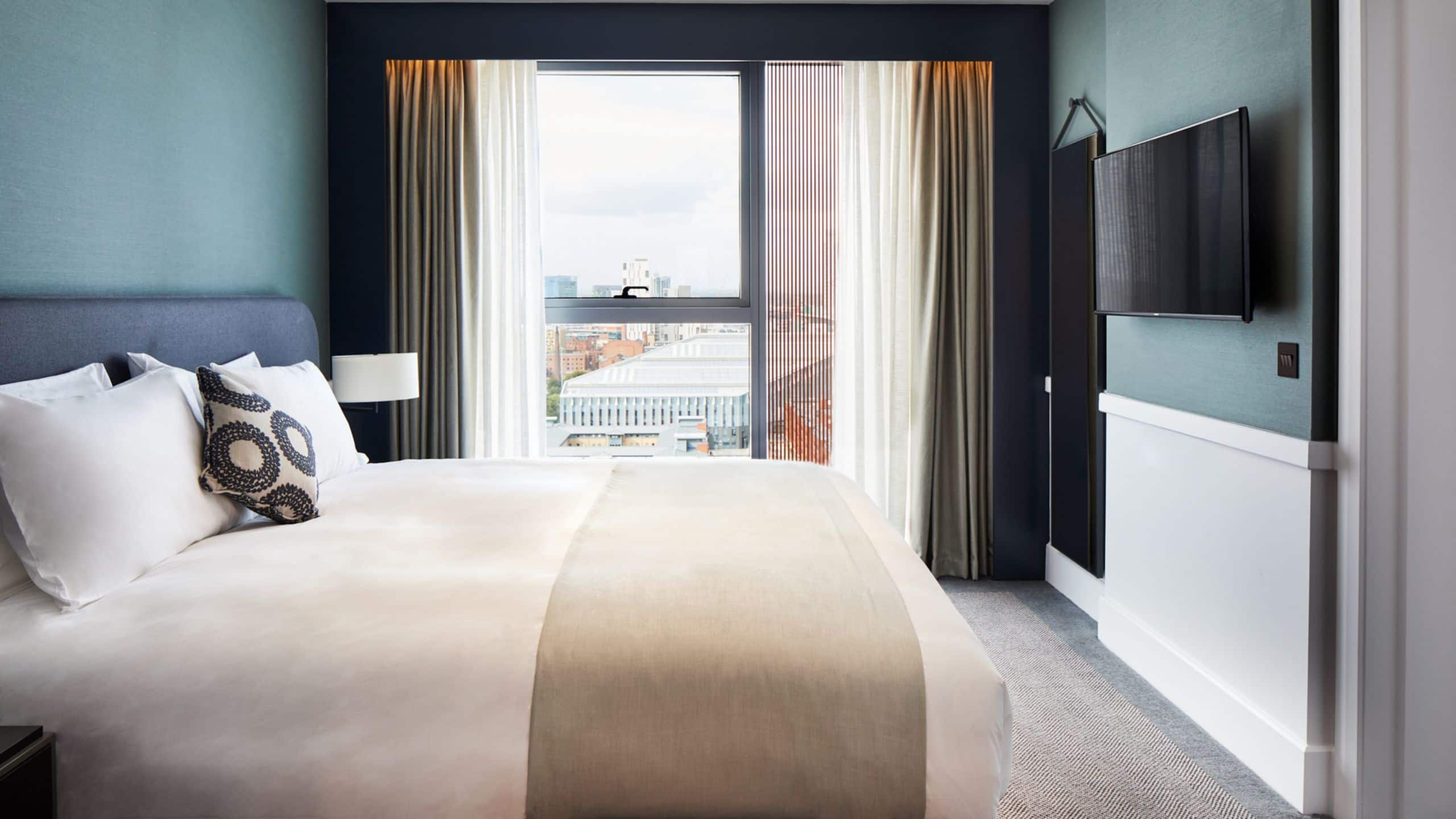 1 Bedroom Suite with Kitchenette - Image 2