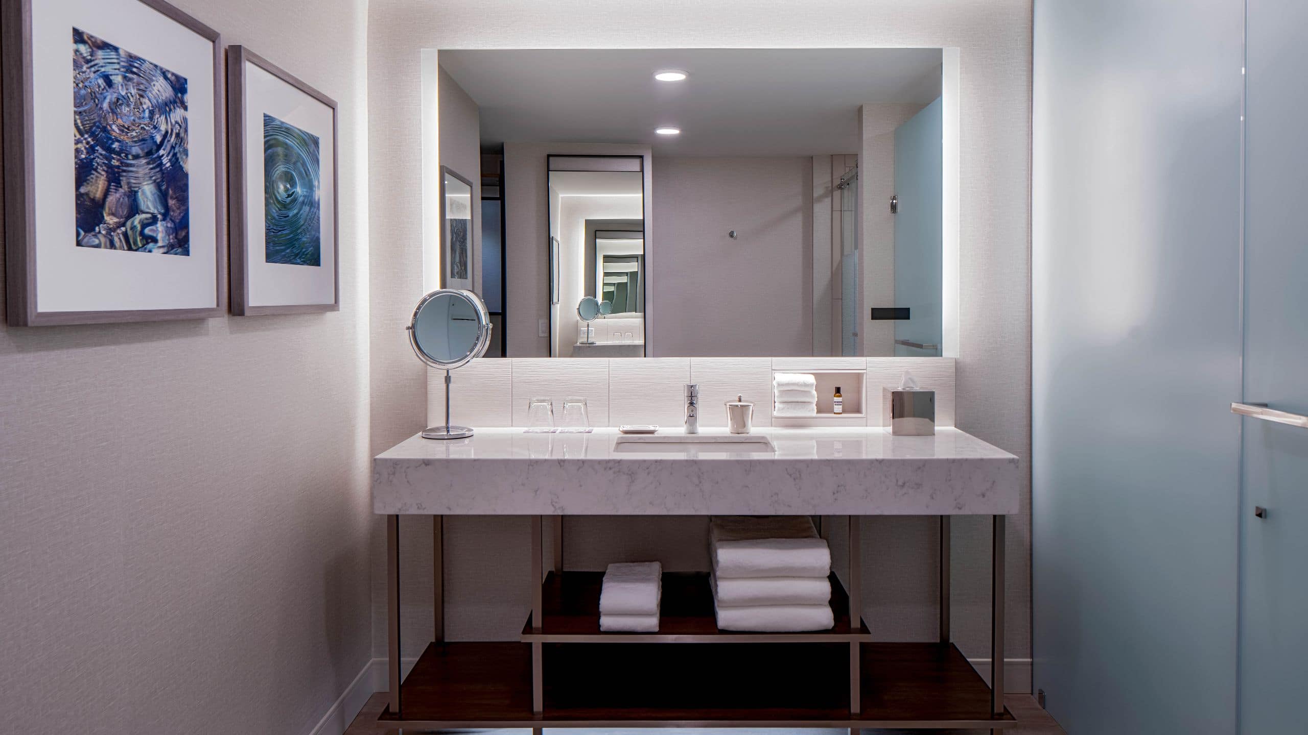 Corner Suite | King Bed - Image 2