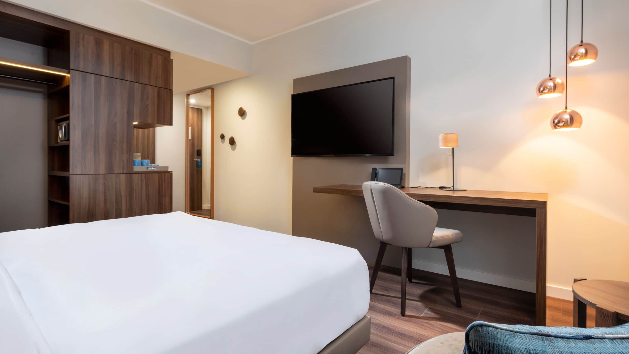 1 King Bed - Image 4