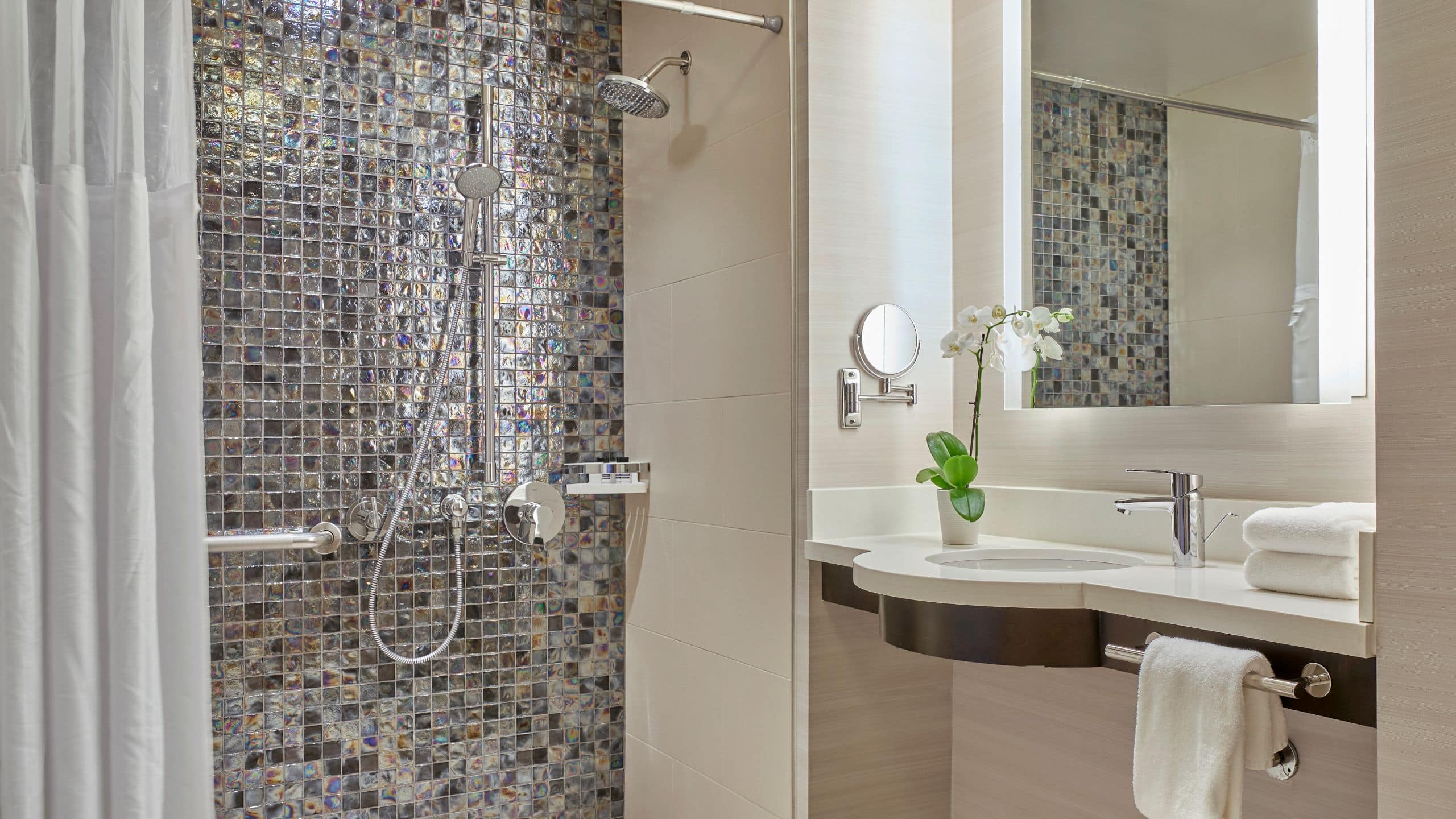 Accessible King Shower - Image 3