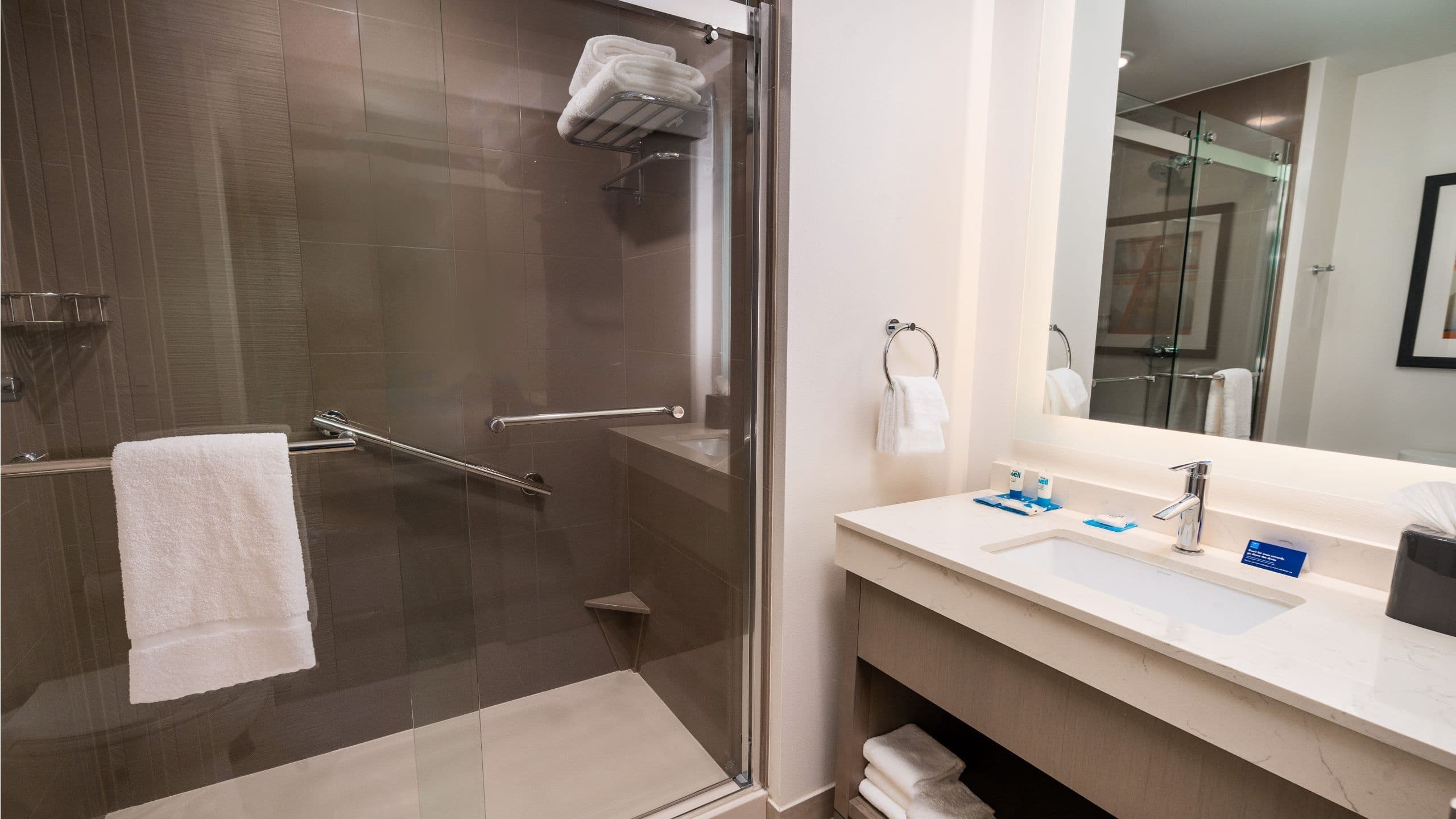 One Bedroom Kitchen Suite | King Bed (plus sofa bed) - Image 3