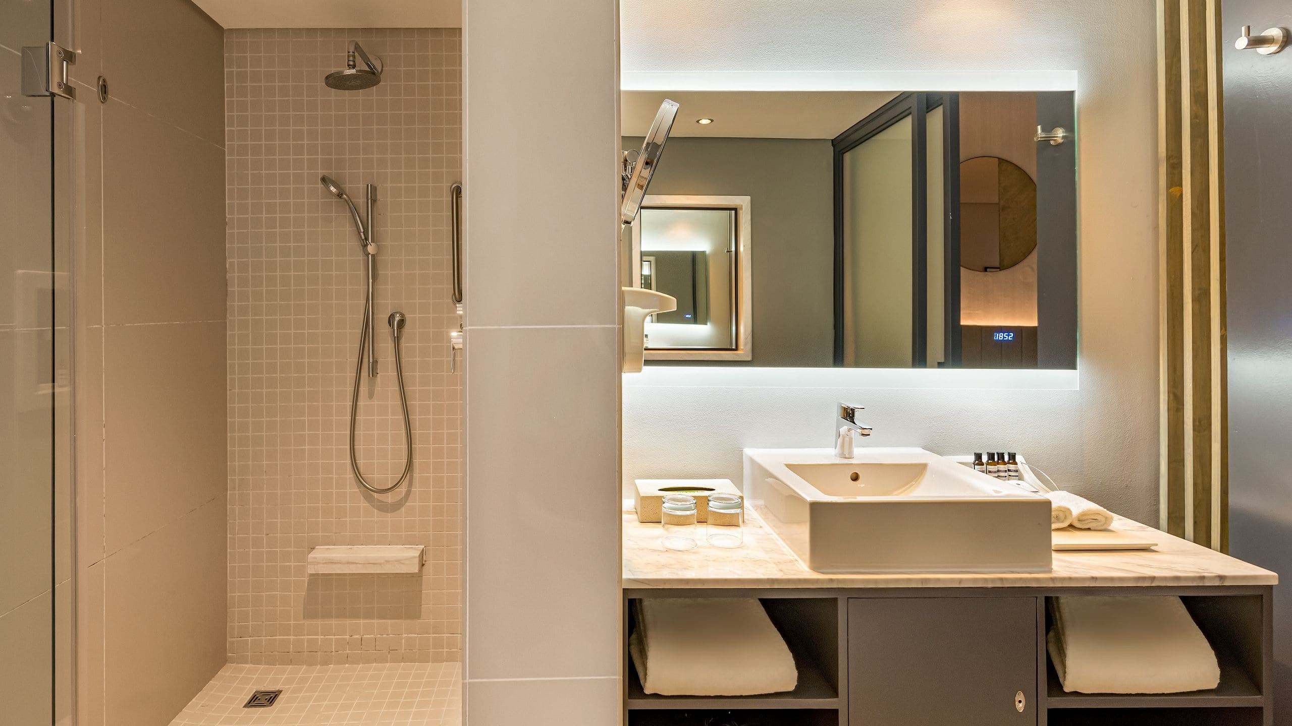 1 King Bed - Image 4