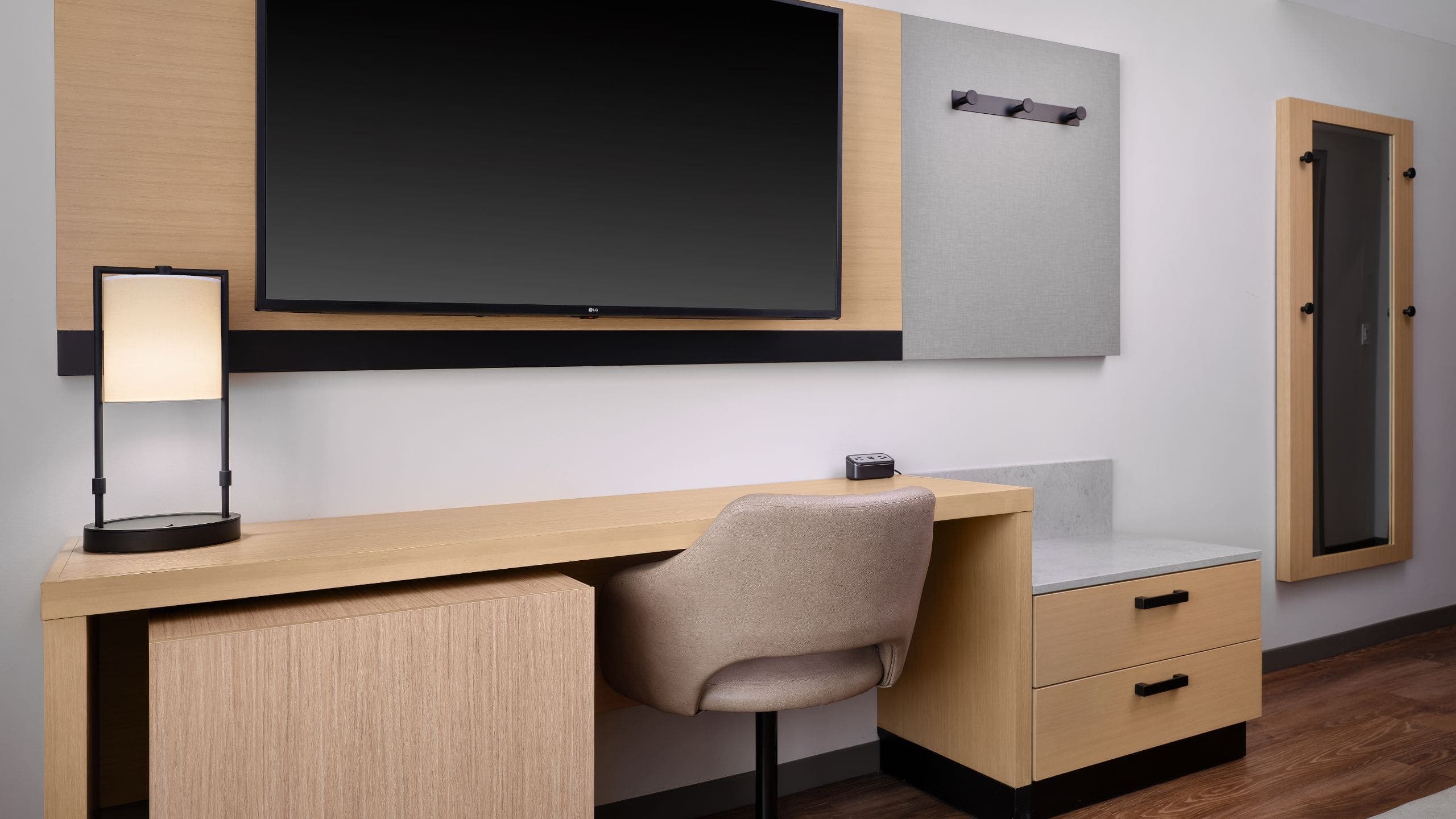 Accessible | King Bed/Tub Plus Sofa Bed - Image 2