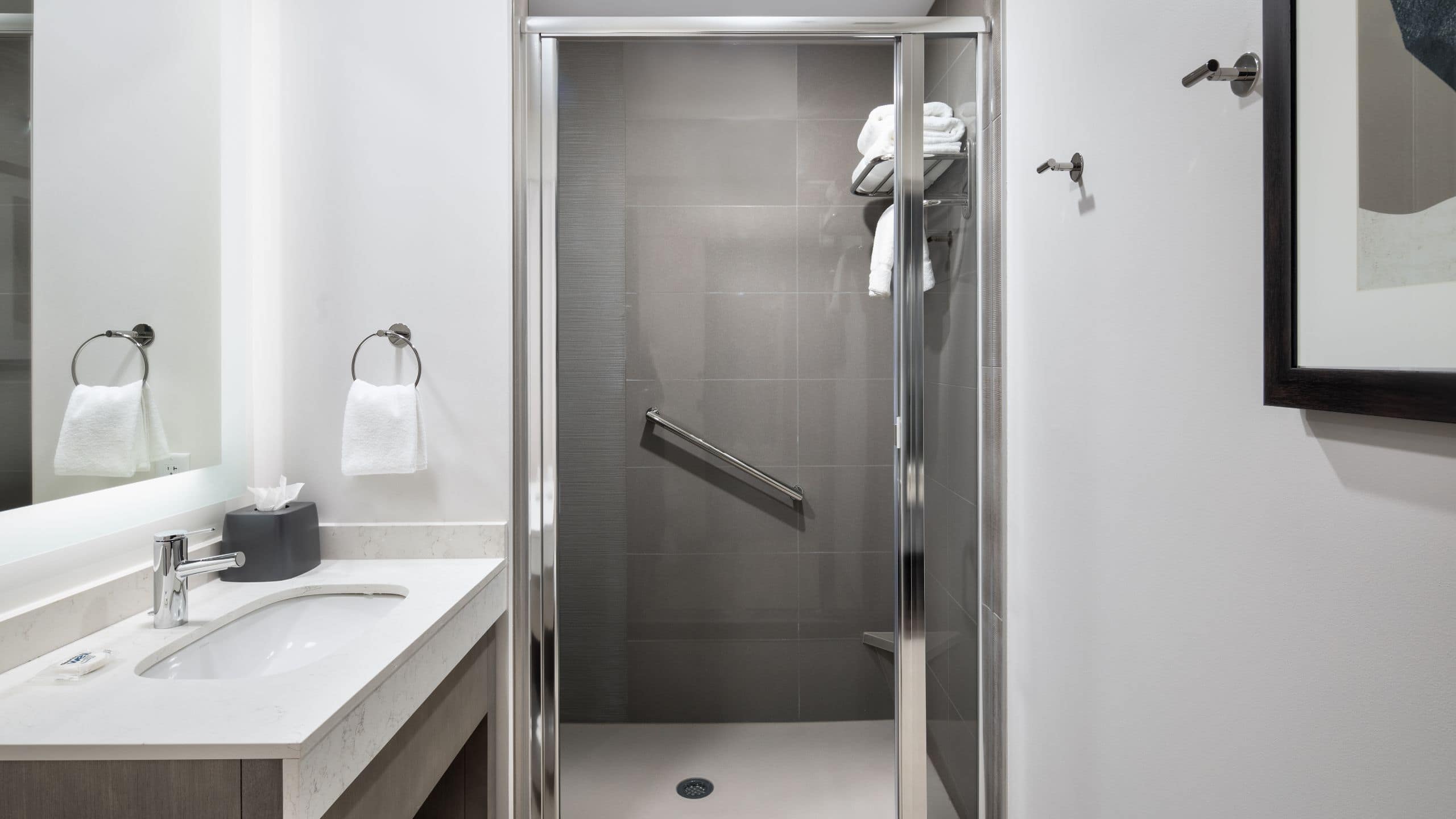 Den Guestroom | King Bed - Image 2