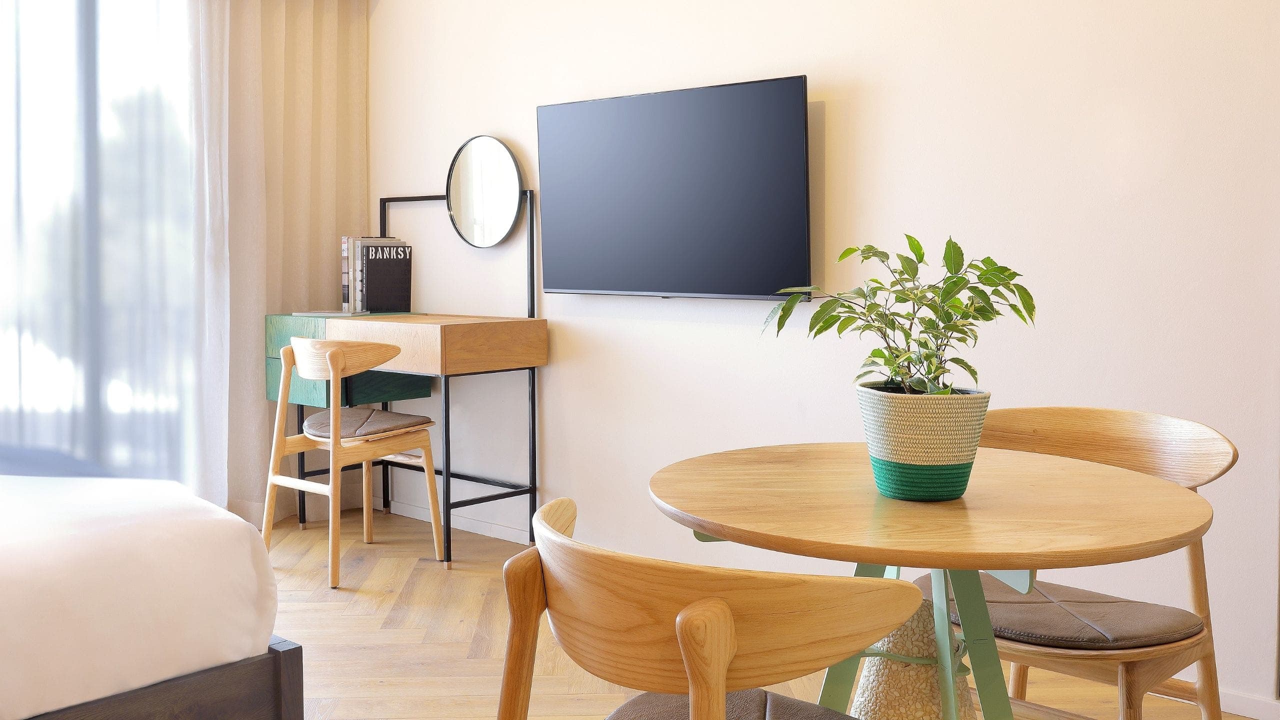 Studio Room 1 Queen Bed - Image 4