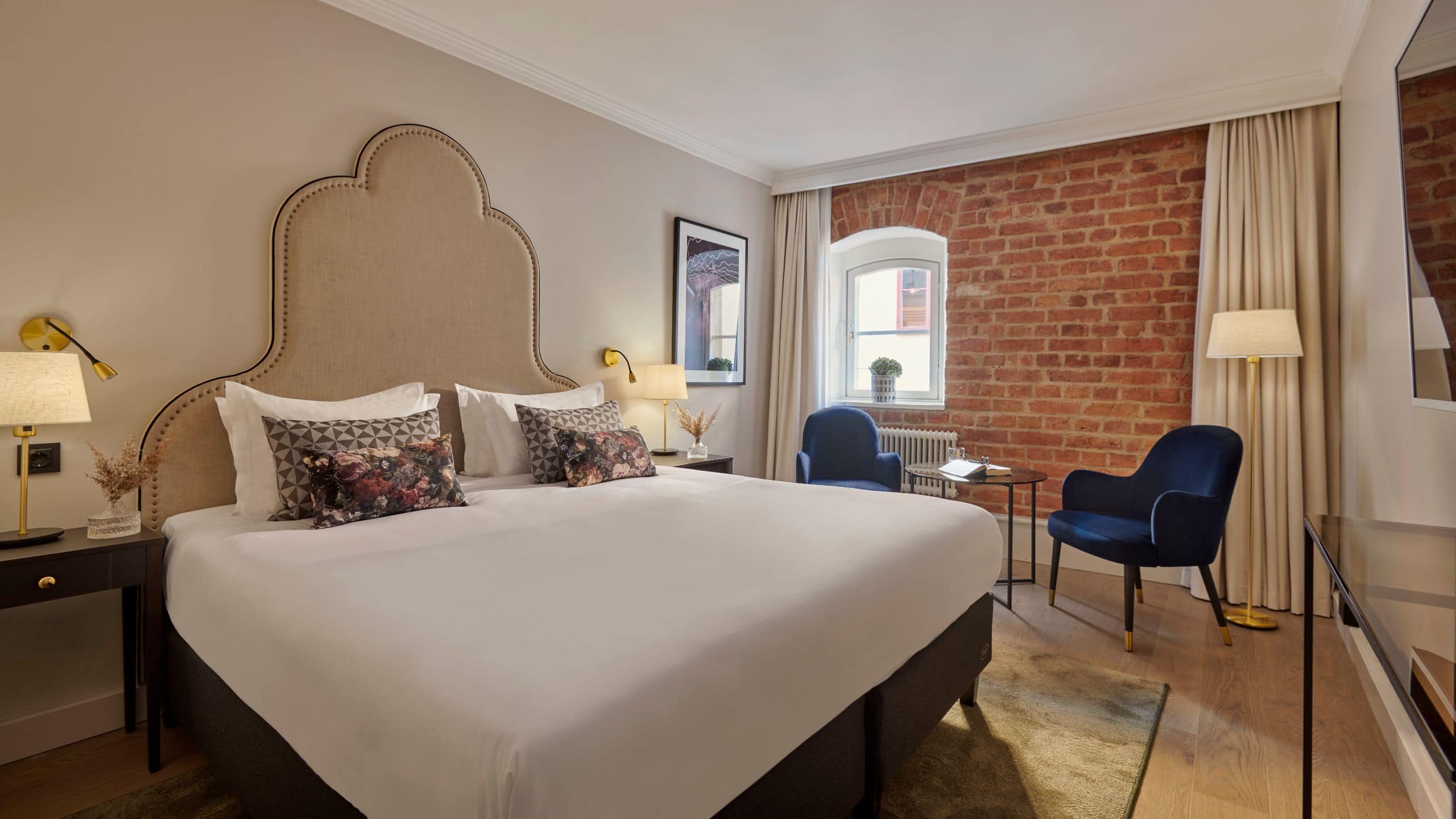 1 King Bed - Image 1