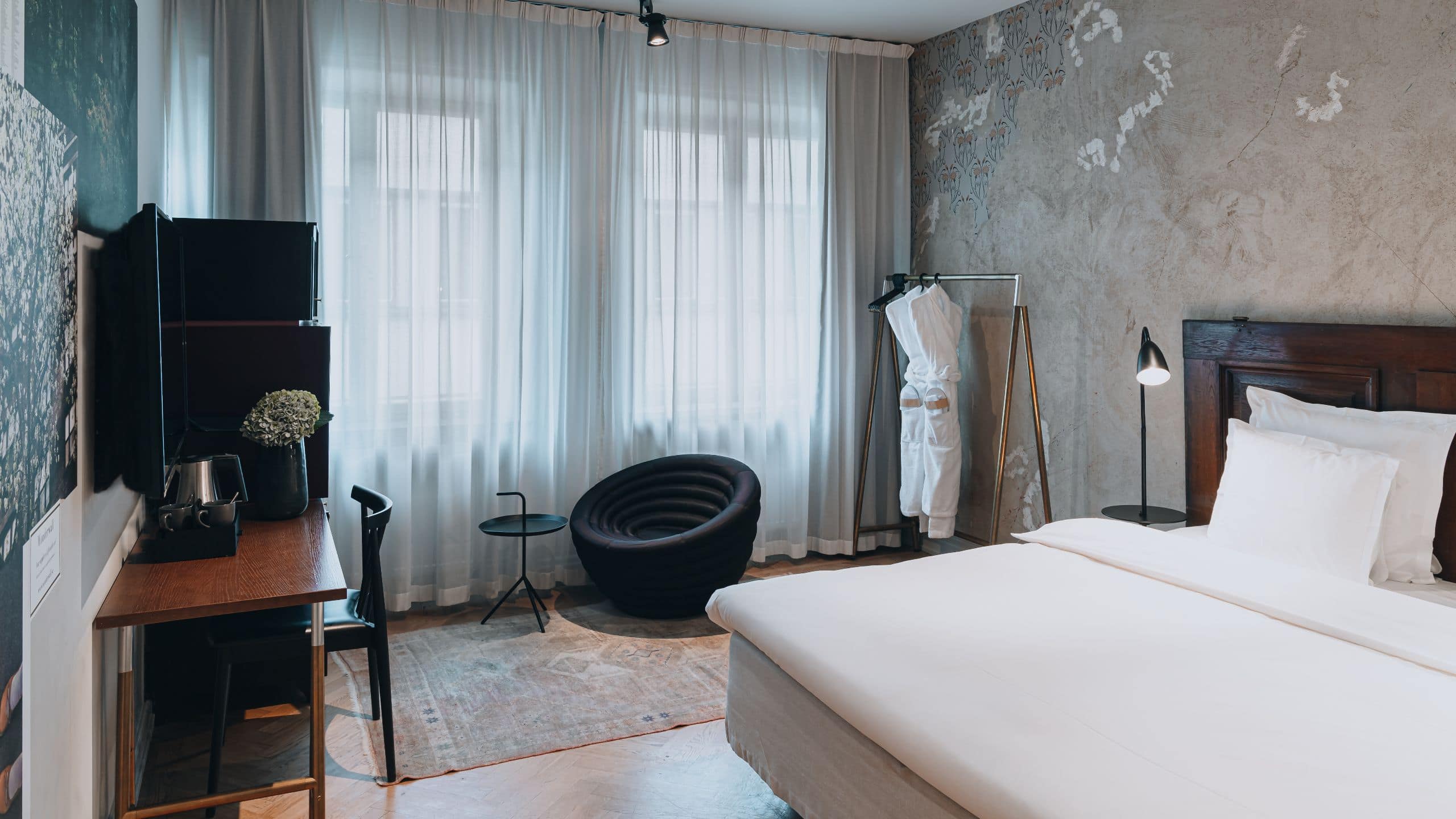 King Bed Room - Image 1