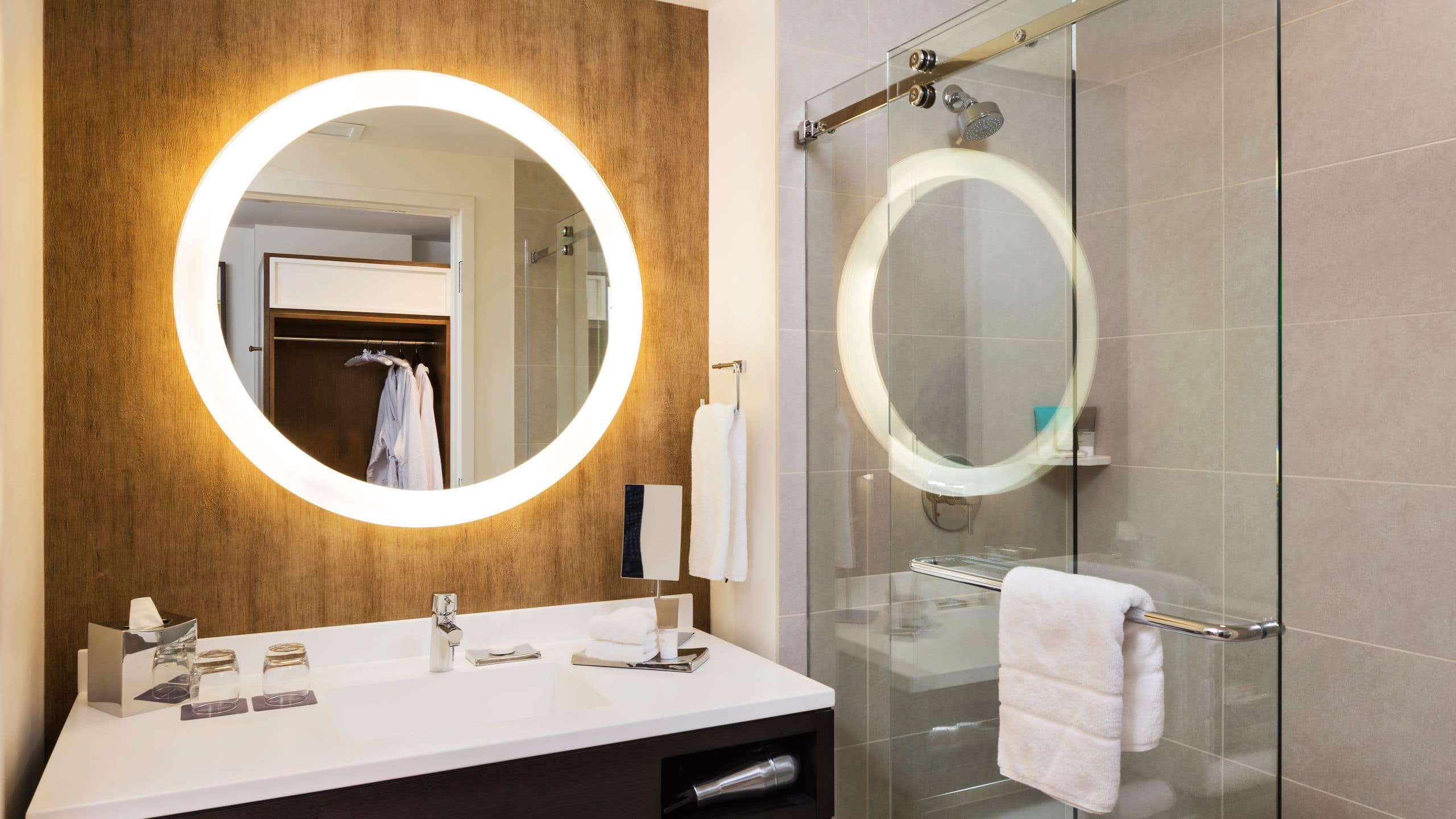 1 King Bed - Image 3