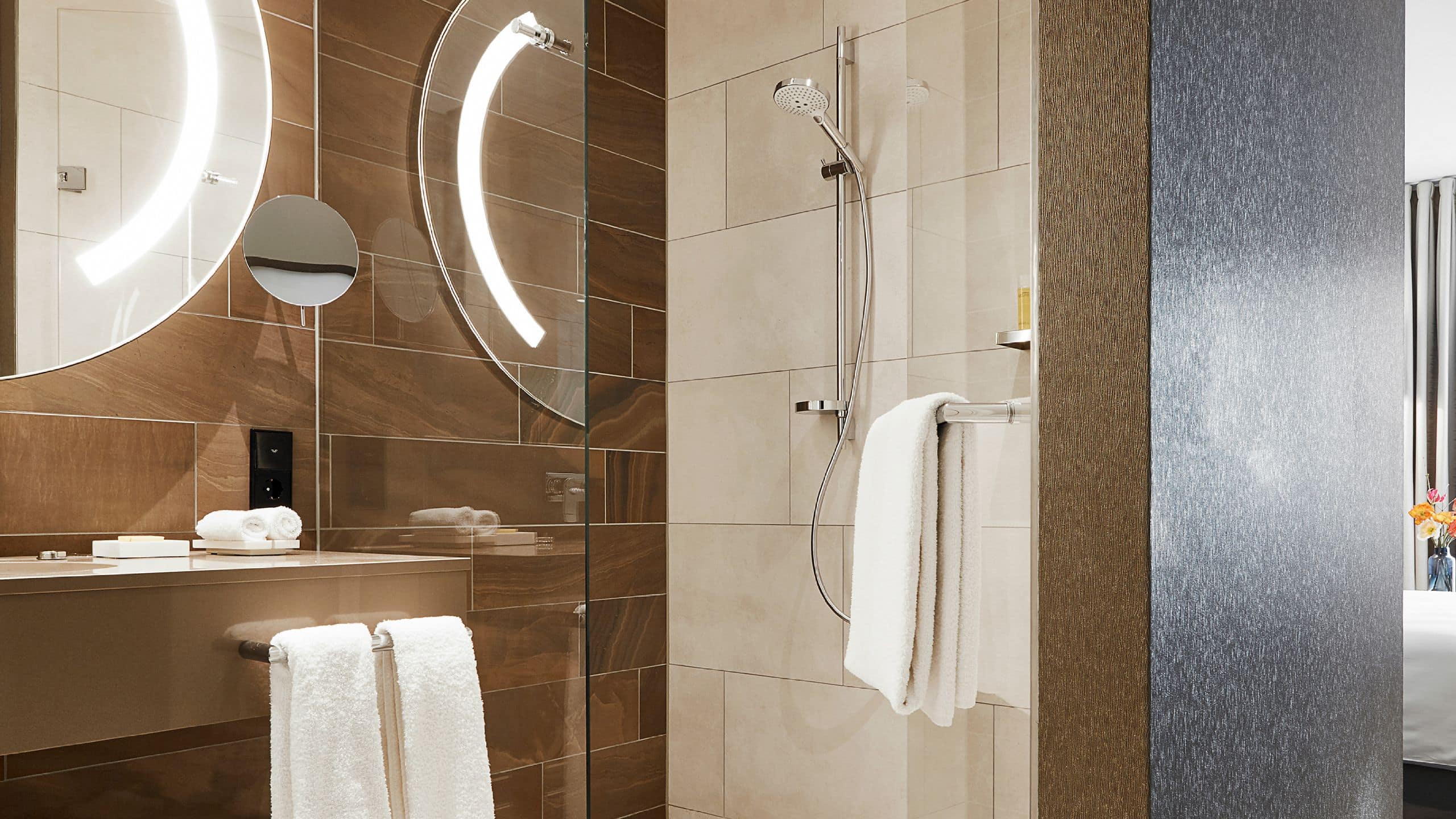 1 King Bed - Image 5